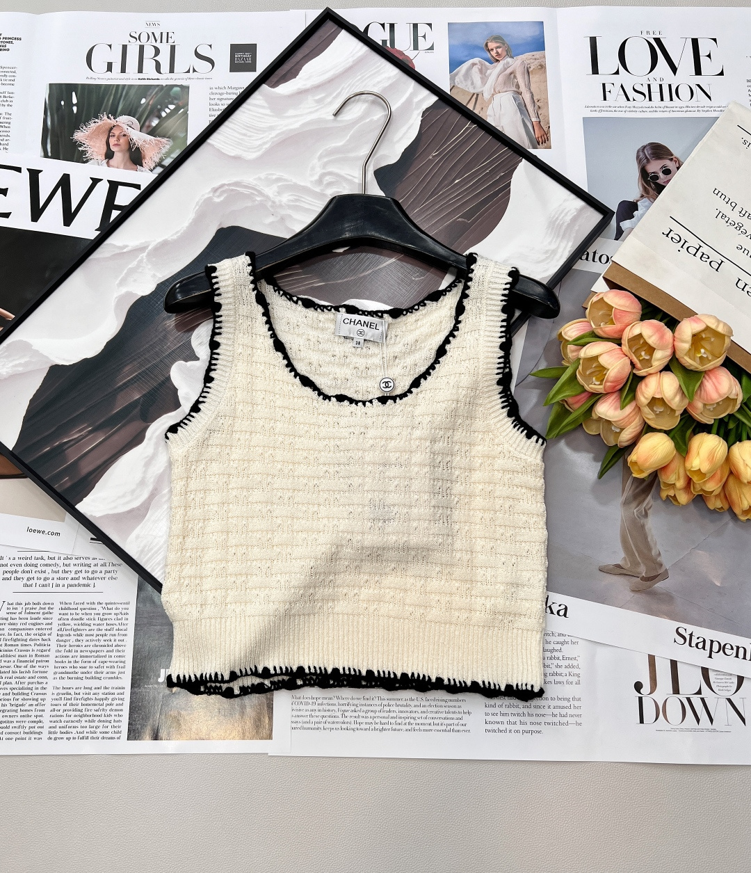 NO:740805,CHANEL's new 26 early spring limited edition small fragrance contrast woven knitted vest｜Iconic black and white contrasting edges, and handmade wavy lines outline the round neck and hem. It is not only an extension of the brand's classic double C aesthetics, but also injects smart details into the simple silhouette. The unique vertical  The hollow woven texture of the body appears on the body like a relief, with distinct layers under light and shadow, giving it a high-end texture. The hollow woven structure allows air to circulate freely between the fibers, bidding farewell to the sultry heat of spring and summer, and can remain refreshing and comfortable even in high-temperature weather. It is the best choice for those who pursue comfort and sophistication.  Each contrasting edge is carefully woven by craftsmen, and the wavy texture on the edge is natural and smooth, without a trace of stiffness. This handmade detail not only enhances the recognition of the single product, but also makes the simple design full of warmth and story, which perfectly interprets 'low-key luxury'. Complete with three standards and two colors!  size sml code,,chanel,19860909CHANEL新款26早春限定小香风撞色编织针织背心｜标志性的黑白撞色勾边,以手工感的波浪线条勾勒出圆领与下摆,既是品牌经典的双C美学延伸,也为简约的廓形注入了灵动细节.独特的立体镂空编织肌理,如浮雕般呈现于衣身,在光影下层次分明,自带高级质感.镂空编织结构让空气在纤维间自由流通,告别春夏闷热,即使在高温天气也能保持清爽舒适,是追求舒适与精致的不二之选. 每一处撞色勾边都由匠人精心编织,边缘的波浪纹理自然流畅,没有一丝生硬感.这种手工感的细节,不仅提升了单品的辨识度,更让简约的设计充满温度与故事感,完美诠释了“低调的奢华”.三标齐全,两色出！ 尺码sml 编码,,chanel,,Women's clothing