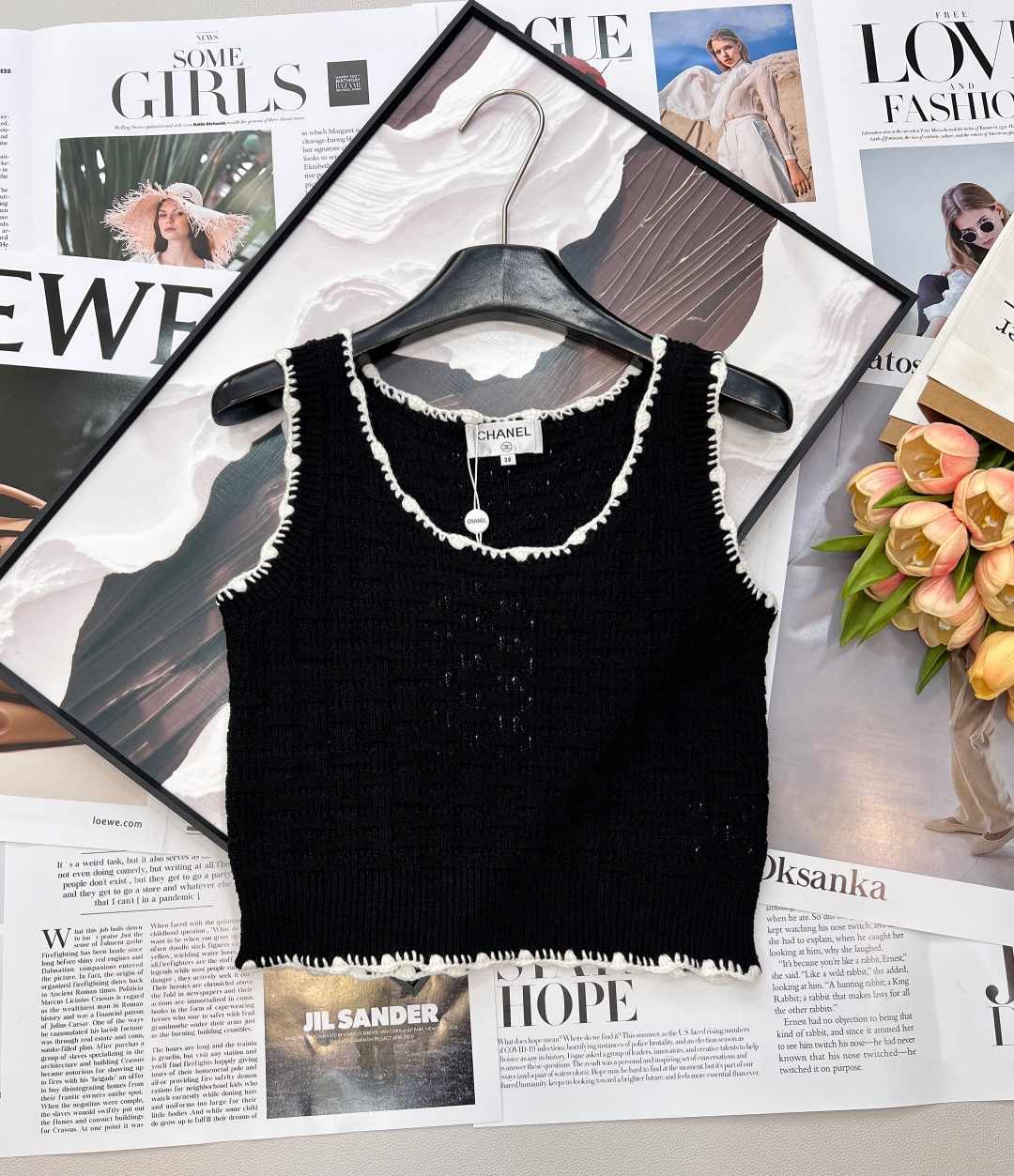 NO:740803,CHANEL's new 26 early spring limited edition small fragrance contrast woven knitted vest｜Iconic black and white contrasting edges, and handmade wavy lines outline the round neck and hem. It is not only an extension of the brand's classic double C aesthetics, but also injects smart details into the simple silhouette. The unique vertical  The hollow woven texture of the body appears on the body like a relief, with distinct layers under light and shadow, giving it a high-end texture. The hollow woven structure allows air to circulate freely between the fibers, bidding farewell to the sultry heat of spring and summer, and can remain refreshing and comfortable even in high-temperature weather. It is the best choice for those who pursue comfort and sophistication.  Each contrasting edge is carefully woven by craftsmen, and the wavy texture on the edge is natural and smooth, without a trace of stiffness. This handmade detail not only enhances the recognition of the single product, but also makes the simple design full of warmth and story, which perfectly interprets 'low-key luxury'. Complete with three standards and two colors!  Size sml editor,,chanel,19860909CHANEL新款26早春限定小香风撞色编织针织背心｜标志性的黑白撞色勾边,以手工感的波浪线条勾勒出圆领与下摆,既是品牌经典的双C美学延伸,也为简约的廓形注入了灵动细节.独特的立体镂空编织肌理,如浮雕般呈现于衣身,在光影下层次分明,自带高级质感.镂空编织结构让空气在纤维间自由流通,告别春夏闷热,即使在高温天气也能保持清爽舒适,是追求舒适与精致的不二之选. 每一处撞色勾边都由匠人精心编织,边缘的波浪纹理自然流畅,没有一丝生硬感.这种手工感的细节,不仅提升了单品的辨识度,更让简约的设计充满温度与故事感,完美诠释了“低调的奢华”.三标齐全,两色出！ 尺码sml 编,,chanel,,Women's clothing