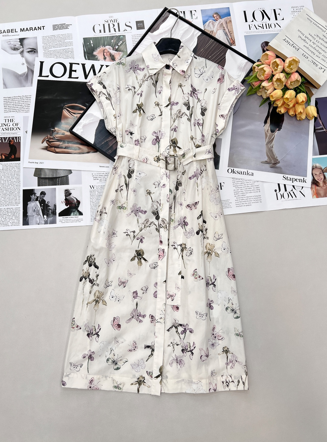 NO:740812,Dior 26SS early spring limited-edition Butterflies & Iris printed waist shirt dress, high-end production｜Using pure off-white as the base, it is covered with iris and butterfly ink prints, paying tribute to Mr. Dior’s floral feelings, with a hazy poetry and high-end atmosphere  .The classic shirt collar is neat and elegant, and the small flying sleeve design is infused with French femininity, which perfectly modifies the line of the shoulders and neck. The waist is precisely tied with the same fabric belt to outline the graceful proportions; the A-line mid-length skirt gently covers the flesh, showing agility when walking. The breathable cotton fabric is selected to adapt to the early spring temperature, taking into account comfort and drape. Whether it is an outing, a date for afternoon tea, or commuting, it is easy to create a relaxed and romantic French style. Complete with three standards, great deal!  Size sml code D,,dior,dior,skirts,shirts,19860909Dior 26SS早春限定Butterflies & Iris印花系腰衬衫裙,高版出品｜以纯净米白为底,铺陈鸢尾花与蝴蝶水墨印花,致敬迪奥先生的花艺情怀,自带朦胧诗意与高级氛围感 .经典衬衫领利落大气,小飞袖设计注入法式柔美,恰好修饰肩颈线条.腰间同面料腰带精准收束,勾勒曼妙比例；A字中长裙摆温柔遮肉,行走间尽显灵动. 甄选透气棉质面料,适配早春温度,兼顾舒适与垂坠.无论是踏青出游、约会下午茶,还是通勤通勤,轻松打造松弛又浪漫的法式格调.三标齐全,大货出！ 尺码sml 编码D,,dior,dior,skirts,shirts,,Women's clothing