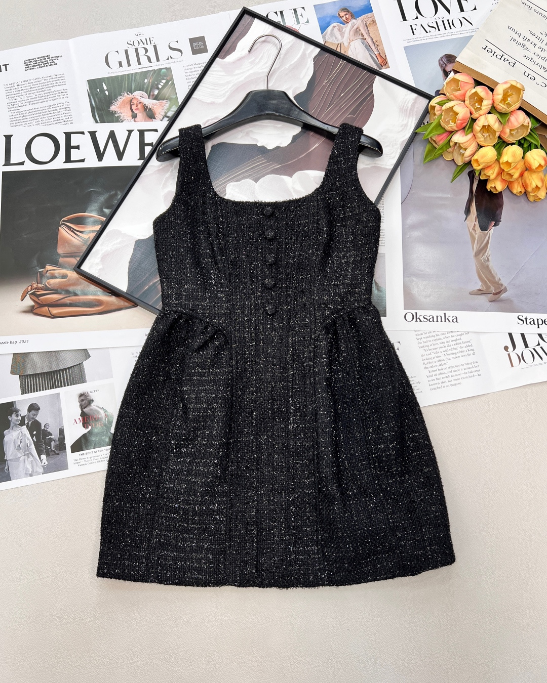 NO:740808,self-portrait  26 Early Spring Limited Edition Starry Black Lurex Tweed Suspender Skirt｜Bright Starlight in the Dark Night This suspender skirt is based on Starry Black Lurex tweed. The texture of the tweed is intertwined with silvery onion silk, shining like a star in the flow of light, giving it a sense of high-end atmosphere. Classic square neck strap design  Neat and elegant, it just exposes the delicate collarbone and shoulder and neck lines, injecting French elegance and sexiness. It is soft to the touch yet stiff, which not only supports the three-dimensional silhouette but also ensures comfortable wearing. The skin-friendly lining inside avoids the friction of tweed, allowing you to stretch freely while shining.  The waist cut accurately outlines the graceful waistline, and the A-line mid-length skirt gently covers the flesh and is very friendly to all body types. The invisible zipper design on the back not only ensures the overall smooth lines, but also makes it easy to put on and take off. The details show the brand's pursuit of sophistication. Complete with three standards, large quantities of goods!  Size sml code S,,skirts,19860909self-portrait 26早春限定星耀黑卢勒克斯花呢吊带裙｜暗夜中的璀璨星光这件吊带裙以星耀黑卢勒克斯花呢为核心,粗花呢的肌理中交织着银葱亮丝,在光线流转间如星河般闪耀,自带高级氛围感.经典的方领吊带设计利落大气,恰好露出精致锁骨与肩颈线条,注入法式优雅与性感.触感柔软却不失挺括,既能撑起立体廓形,又能保证穿着舒适.内里的亲肤衬里,避免了粗花呢的摩擦感,让你在闪耀的同时,也能自在舒展. 收腰剪裁精准勾勒曼妙腰线,搭配A字中长裙摆,温柔遮肉,对各种身材都十分友好.后背的隐形拉链设计,既保证了整体的流畅线条,又方便穿脱,细节处尽显品牌对精致的追求.三标齐全,大货出！ 尺码sml 编码S,,skirts,,Women's clothing