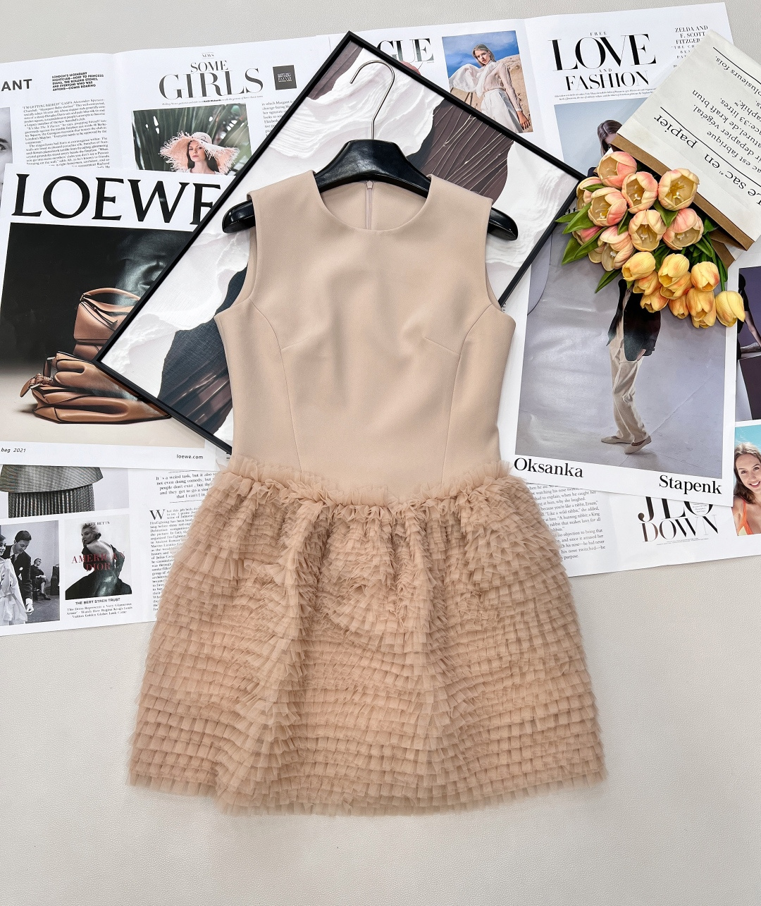 NO:740804,The 26 early spring exclusive nude sleeveless layered gauze skirt is a collision of minimalism and romantic elegance. The upper body is cut with a neat sleeveless round neck and the lines are clean and neat, which perfectly interprets CELINE's iconic minimalism. The lower body is made of multiple layers of tulle stacked to create a fluffy bud skirt, which is as light and soft as clouds. It forms a strong contrast with the stiffness of the upper body. It is a combination of strength and softness, giving it a dreamy atmosphere.  The upper body is made of high-grade crisp fabrics, which are smooth to the touch and can perfectly support the silhouette and modify the body shape; the tulle of the lower body is made of light and breathable chiffon material, and the layers of pleats are as gentle as feathers. They float lightly in the wind when walking, showing agility and elegance.  The waist design accurately outlines the graceful waistline, allowing the overall silhouette to achieve a perfect balance between loose and slim, retaining the minimalist neatness without losing the feminine curves. The invisible zipper design on the back not only ensures the overall smooth lines, but also makes it easy to put on and take off. The details show the brand's pursuit of sophistication. Large quantities are available!  size sml code,,celine,skirts,1986090926早春限定裸色无袖层叠纱裙,极简与浪漫的优雅碰撞上半身采用利落的无袖圆领剪裁,线条干净利落,完美诠释了CELINE标志性的极简主义.下半身则以多层薄纱堆叠打造出蓬松的花苞裙摆,如云朵般轻盈柔软,与上半身的挺括形成强烈对比,刚柔并济,自带梦幻氛围感. 上半身甄选高定级挺括面料,触感顺滑,能完美撑起廓形,修饰身形；下半身的薄纱则采用轻盈透气的雪纺材质,层层叠叠的褶皱如羽毛般轻柔,行走间随风轻扬,尽显灵动飘逸. 收腰设计精准勾勒曼妙腰线,让整体廓形在宽松与修身之间达到完美平衡,既保留了极简的利落,又不失女性的柔美曲线.后背的隐形拉链设计,既保证了整体的流畅线条,又方便穿脱,细节处尽显品牌对精致的追求.大货出！ 尺码sml 编码,,celine,skirts,,Women's clothing