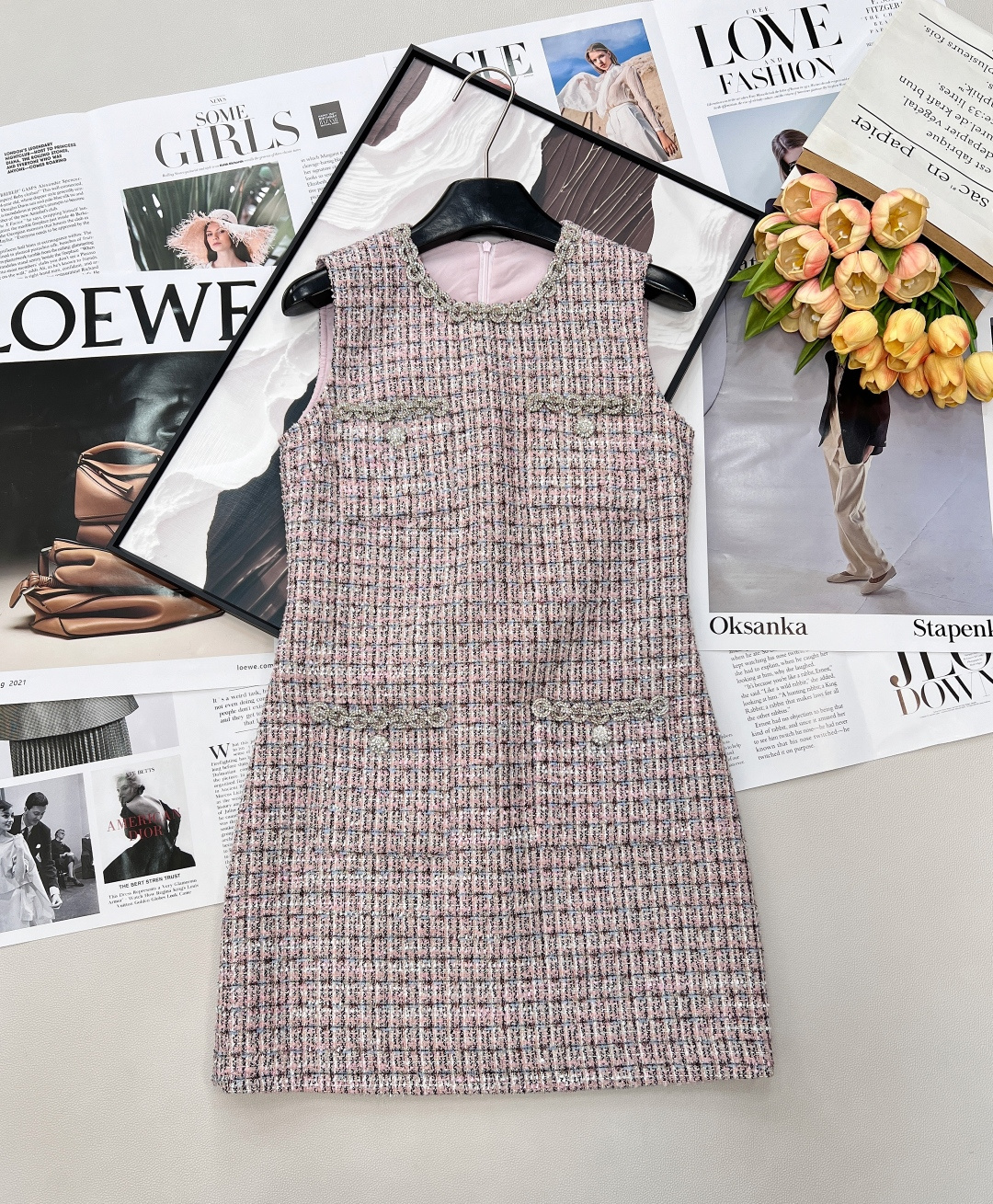 NO:740801,Self-Portrait 26SS early spring limited edition | Mixed color tweed vest dress, exclusive high version | Ready for sale!  It is based on cherry blossom pink mixed color tweed, with soft pink tones intertwined with silver gray and light blue yarns, giving it a gentle and high-end texture. The classic sleeveless round neck silhouette is neat and elegant, and the handmade diamond chain decorations on the neckline and pockets shine like a galaxy, instantly lighting up the overall look and injecting French magnificence.  The sleeveless H-shaped tailoring accurately modifies the body shape and highlights the upright temperament; the short skirt hem is neat and high, showing agility when walking. The high-grade tweed fabric is selected to be crisp and stylish, taking into account comfort and texture. Whether it is commuting, dating or parties, it is easy to create a sweet and cool style. Complete with three standards, large quantities!  size sml code,,skirts,19860909Self-Portrait 26SS早春限定｜混色小香风粗花呢背心连衣裙, 独家高版出品｜现货发售！ 以樱花粉混色粗花呢为基底,柔和粉调交织银灰与浅蓝纱线,自带温柔又高级的肌理感.经典无袖圆领廓形利落大气,领口与口袋处的手工钻链装饰如星河般闪耀,瞬间点亮整体造型,注入法式华丽. 无袖H型剪裁精准修饰身形,凸显挺拔气质；短裙摆利落显高,行走间尽显灵动.甄选高定级粗花呢面料,挺括有型,兼顾舒适与质感.无论是通勤、约会还是派对,轻松打造甜酷交织的小香风格调.三标齐全,大货出！ 尺码sml 编码,,skirts,,Women's clothing