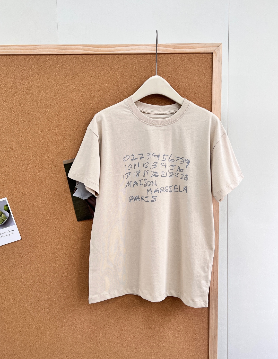NO:748162,MM6 early spring new digital graffiti high-end milk coffee color loose casual short-sleeved T-shirt. Who knows!  Margiela's sense of relaxation directly touches my aesthetic, and the handwritten texture of the digital graffiti T is also amazing!  Milk tea and mocha brown are two colors that go well together!  Scrawled numbers + brand logo are lazy and recognizable!  Casual pants and jeans can be worn casually with the relaxed and high-end Margiela flavor, and the details are all the designer brand. Which color do you prefer?  ?  Three standards are complete, two colors are outstanding!  Size sml, masion margiela,jeans,T-shirt,tees,t-shirt,19860909MM6早春新款数字涂鸦高级感奶咖色系宽松休闲短袖T恤 谁懂啊！Margiela这波松弛感直接戳在我的审美上,数字涂鸦T的手写质感也太赞了吧！奶茶摩卡棕两个色系都巨好搭！潦草数字+品牌标识 慵懒又自带辨识度！ 休闲裤牛仔裤随便一搭都是松弛又高级的Margiela味儿,细节里全是设计师品牌的调性~你们更pick哪个颜色！？三标齐全,两色出！ 尺码sml 编,,masion margiela,jeans,T-shirt,tees，t-shirt,,Women's clothing