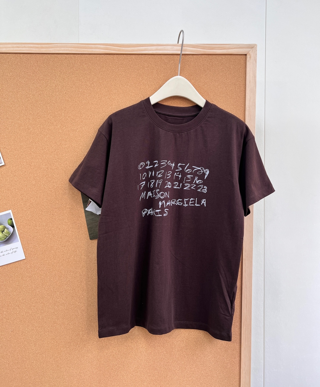 NO:748196,MM6 early spring new digital graffiti high-end milk coffee color loose casual short-sleeved T-shirt. Who knows!  Margiela's sense of relaxation directly touches my aesthetic, and the handwritten texture of the digital graffiti T is also amazing!  Milk tea and mocha brown are two colors that go well together!  Scrawled numbers + brand logo are lazy and recognizable!  Casual pants and jeans can be worn casually with the relaxed and high-end Margiela flavor, and the details are all the designer brand. Which color do you prefer?  ?  Three standards are complete, two colors are outstanding!  Size sml code, masion margiela,jeans,T-shirt,tees,t-shirt,19860909MM6早春新款数字涂鸦高级感奶咖色系宽松休闲短袖T恤 谁懂啊！Margiela这波松弛感直接戳在我的审美上,数字涂鸦T的手写质感也太赞了吧！奶茶摩卡棕两个色系都巨好搭！潦草数字+品牌标识 慵懒又自带辨识度！ 休闲裤牛仔裤随便一搭都是松弛又高级的Margiela味儿,细节里全是设计师品牌的调性~你们更pick哪个颜色！？三标齐全,两色出！ 尺码sml 编码,,masion margiela,jeans,T-shirt,tees，t-shirt,,Women's clothing