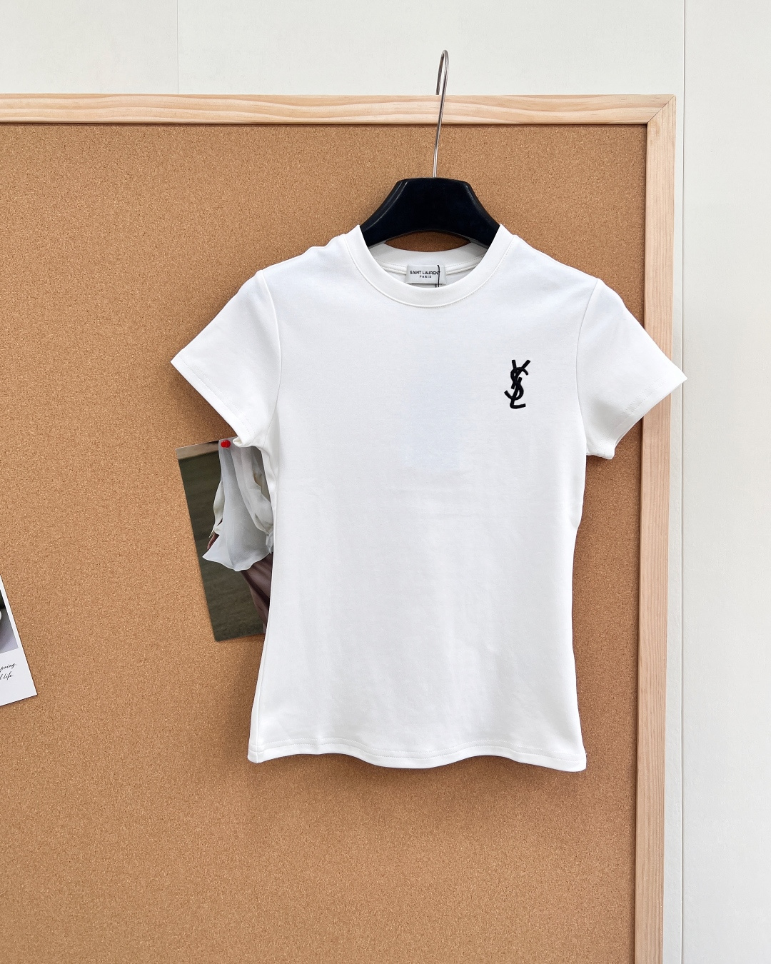 NO:748214,26 spring and summer new YSL letter embroidered waist elastic small-fit women's short-sleeved T-shirt. The elastic fabric has a waist-cinching right-shoulder version. The upper body has a paper-like look, and there is room below the waist, which can cover the belly fat. The waist-slimming effect is very good. The length is just right, and you can wear long legs without exposing the navel!  The contrasting letter embroidery on the chest adds a sense of design and three-dimensionality, highlighting the brand's charm. It's low-key and eye-catching, versatile and timeless, and a great value!  Three standards are complete, two colors are outstanding!  Size sml code,,saint laurent,T-shirt,tees,t-shirt,1986090926春夏新款YSL字母刺绣收腰弹力小版型女士短袖T恤 弹力面料收腰正肩版型,上身纸片人既视感,腰下方有余量,可以遮肚子肉肉,收腰显瘦效果很绝,长度恰到好处,不露肚脐也能穿出大长腿！ 胸前撞色字母刺绣,增添设计感和立体感 凸显品牌魅力,低调耐看,百搭不过时,超值入手！三标齐全,两色出！ 尺码sml 编码,,saint laurent,T-shirt,tees，t-shirt,,Women's clothing