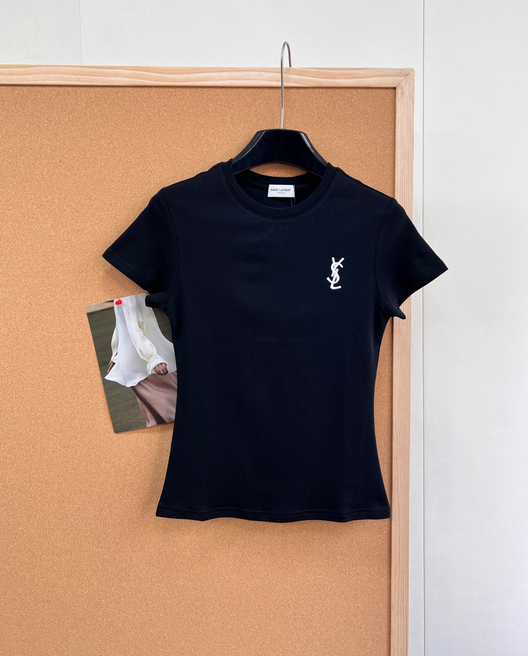 NO:748206,26 spring and summer new YSL letter embroidered waist elastic small-fit women's short-sleeved T-shirt. The elastic fabric has a waist-cinching right-shoulder version. The upper body has a paper-like look, and there is room below the waist, which can cover the belly fat. The waist-slimming effect is very good. The length is just right, and you can wear long legs without exposing the navel!  The contrasting letter embroidery on the chest adds a sense of design and three-dimensionality, highlighting the brand's charm. It's low-key and eye-catching, versatile and timeless, and a great value!  Three standards are complete, two colors are outstanding!  Size sml code Y,,saint laurent,T-shirt,tees,t-shirt,1986090926春夏新款YSL字母刺绣收腰弹力小版型女士短袖T恤 弹力面料收腰正肩版型,上身纸片人既视感,腰下方有余量,可以遮肚子肉肉,收腰显瘦效果很绝,长度恰到好处,不露肚脐也能穿出大长腿！ 胸前撞色字母刺绣,增添设计感和立体感 凸显品牌魅力,低调耐看,百搭不过时,超值入手！三标齐全,两色出！ 尺码sml 编码Y,,saint laurent,T-shirt,tees，t-shirt,,Women's clothing