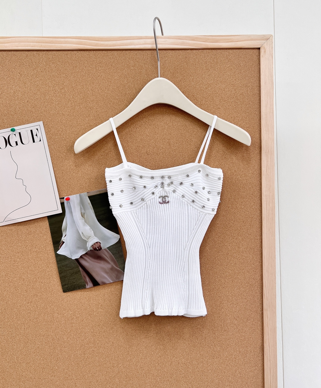 NO:748197,CHANEL26's new early spring style diamond-encrusted knitted suspender belt unlocks the French sense of luxury. - The diamond-embellished aesthetic is hand-embellished with rhinestones + double C logo, and comes with a high-light filter. - The high-strength knitted stripe that can manage your body in one second, making you slim and not picky about your figure. - The fashion formula of one-piece clothing that can be worn multiple times. It is sexy and sultry when worn alone. When layered with a suit/cardigan, you can become a goddess of temperament in an instant. - Limited sale, don't be slow!  You deserve to own this C-level item in your early spring wardrobe. Complete with three standards and two colors!  size sml code,,chanel,business suit,19860909CHANEL26早春新款小香风镶钻针织吊带,解锁法式高级感, - 一眼沦陷的钻饰美学手工镶嵌水钻+双C logo,自带高光滤镜 - 一秒封神的身材管理高弹坑条针织,修身显瘦不挑身材 - 一衣多穿的时尚公式单穿性感撩人,叠搭西装/开衫秒变气质女神 - 限量发售,手慢无！早春衣橱的C位单品,你值得拥有.三标齐全,两色出！ 尺码sml 编码,,chanel,business suit,,Women's clothing