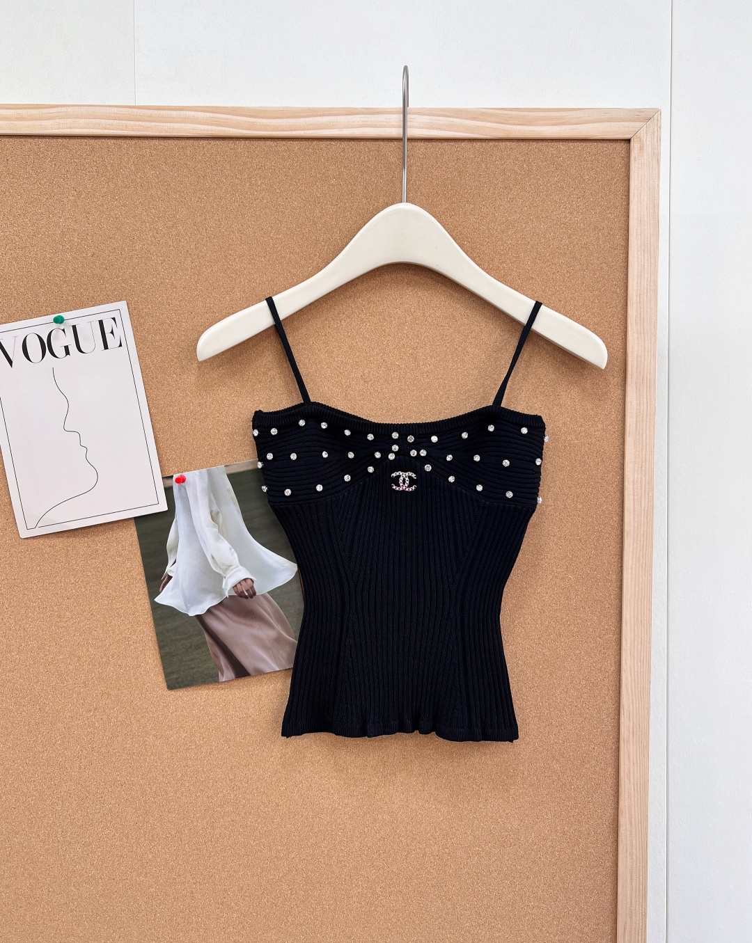 NO:748194,CHANEL26's new early spring style diamond-encrusted knitted suspender belt unlocks the French sense of luxury. - The diamond-embellished aesthetic is hand-embellished with rhinestones + double C logo, and comes with a high-light filter. - The high-strength knitted stripe that can manage your body in one second, making you slim and not picky about your figure. - The fashion formula of one-piece clothing that can be worn multiple times. It is sexy and sultry when worn alone. When layered with a suit/cardigan, you can become a goddess of temperament in an instant. - Limited sale, don't be slow!  You deserve to own this C-level item in your early spring wardrobe. Complete with three standards and two colors!  size sml code,,chanel,business suit,19860909CHANEL26早春新款小香风镶钻针织吊带,解锁法式高级感, - 一眼沦陷的钻饰美学手工镶嵌水钻+双C logo,自带高光滤镜 - 一秒封神的身材管理高弹坑条针织,修身显瘦不挑身材 - 一衣多穿的时尚公式单穿性感撩人,叠搭西装/开衫秒变气质女神 - 限量发售,手慢无！早春衣橱的C位单品,你值得拥有.三标齐全,两色出！ 尺码sml 编码,,chanel,business suit,,Women's clothing