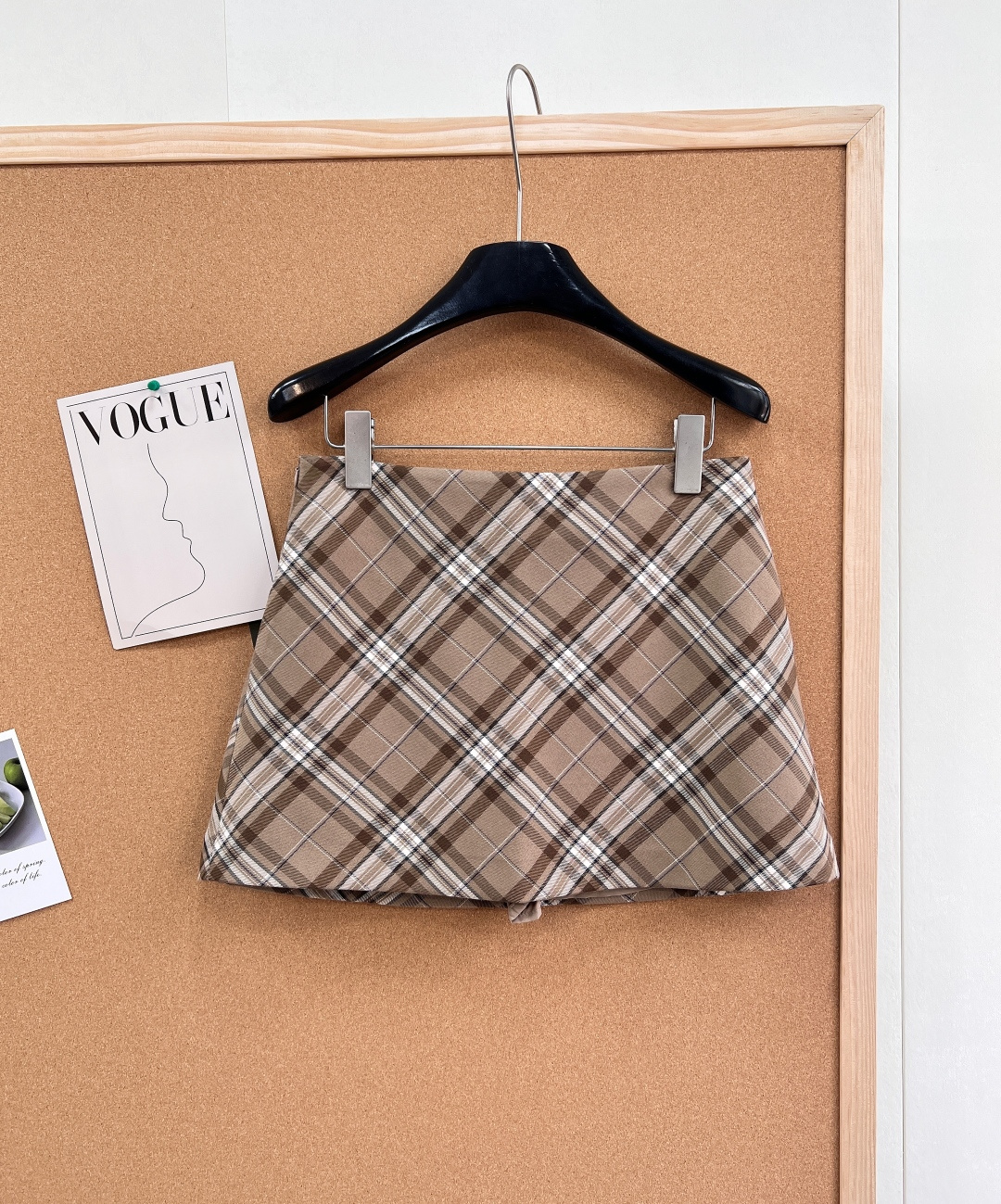 NO:748189,Burberry's classic plaid skirt is a collision of British retro and modern fashion - The iconic camel plaid of classic plaid interweaves the brand's century-old genes, with its own retro filter, making it highly recognizable. - The A-line short style has a neat A-line silhouette, just the right length to modify the leg shape, make you appear taller and slimmer, and easily create a girlish and agile temperament. - The high-grade fabric is a crisp and anti-wrinkle blended material, with both drape and texture, which is not easy to deform in daily wear and maintains a refined fit at all times.  - Versatile, suitable for a variety of items such as knitted suspenders, white shirts, suit jackets, etc., you can easily switch between college style, commuting style, and sweet and cool style. The shorts are lined, so you don’t have to worry about being exposed. The three-dimensional standard is complete, and it’s a big deal!  Size sml code,,burberry,burberry,skirts,shorts,jackets & coats,shirts,business suit,19860909Burberry经典格纹巴宝莉半裙,英伦复古与现代时尚的碰撞 - 经典格纹标志性驼色格纹交织出品牌百年基因,自带复古滤镜,辨识度拉满. - A字短款剪裁利落的A字版型,恰到好处的长度修饰腿型,显高显瘦,轻松打造少女感与灵动气质. - 高级面料挺括抗皱的混纺材质,兼具垂坠感与质感,日常穿着不易变形,时刻保持精致版型. - 百搭属性可甜可盐,适配针织吊带、白衬衫、西装外套等多种单品,轻松切换学院风、通勤风、甜酷风.短裤里衬,不怕担心走光,三标齐全,大货出！ 尺码sml 编码,,burberry,burberry,skirts,shorts,jackets & coats,shirts,business suit,,Women's clothing