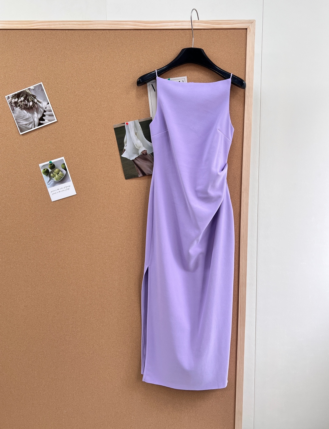 NO:748181,26SS early spring limited edition｜One-line collar pleated suspender dress,. The minimalist one-line collar is sharply tailored to outline the swan neck, with a cool and high-end feel. The three-dimensional pleat design is precisely gathered at the side waist, invisible to cover the flesh, and reshape the golden waist-to-hip ratio. The high-definition matte fabric is draped and stiff, anti-wrinkle and easy to care for, showing a silky texture when walking. The two-color classic selection of classic black interprets the aura, and the soft mist purple unlocks the gentleness of early spring. Both are popular colors for 26 early spring.  5. The sleeveless sling version takes into account both skin exposure and decent feeling. It can be adapted to the workplace, dates, and dinners with just one click. Two colors are available!  size sml code,,skirts,gold,1986090926SS早春限定｜一字领褶皱吊带连衣裙,. 极简一字领利落剪裁勾勒天鹅颈,自带清冷高级感 立体褶皱设计侧腰精准收褶,隐形遮肉,重塑黄金腰臀比高定哑光面料垂坠挺括,抗皱易打理,行走间尽显丝滑质感 双色经典甄选经典黑诠释气场,柔雾紫解锁早春温柔,均为26早春流行色 5.无袖吊带版型兼顾露肤度与得体感,职场、约会、晚宴一键适配,两色出！ 尺码sml 编码,,skirts,gold,,Women's clothing