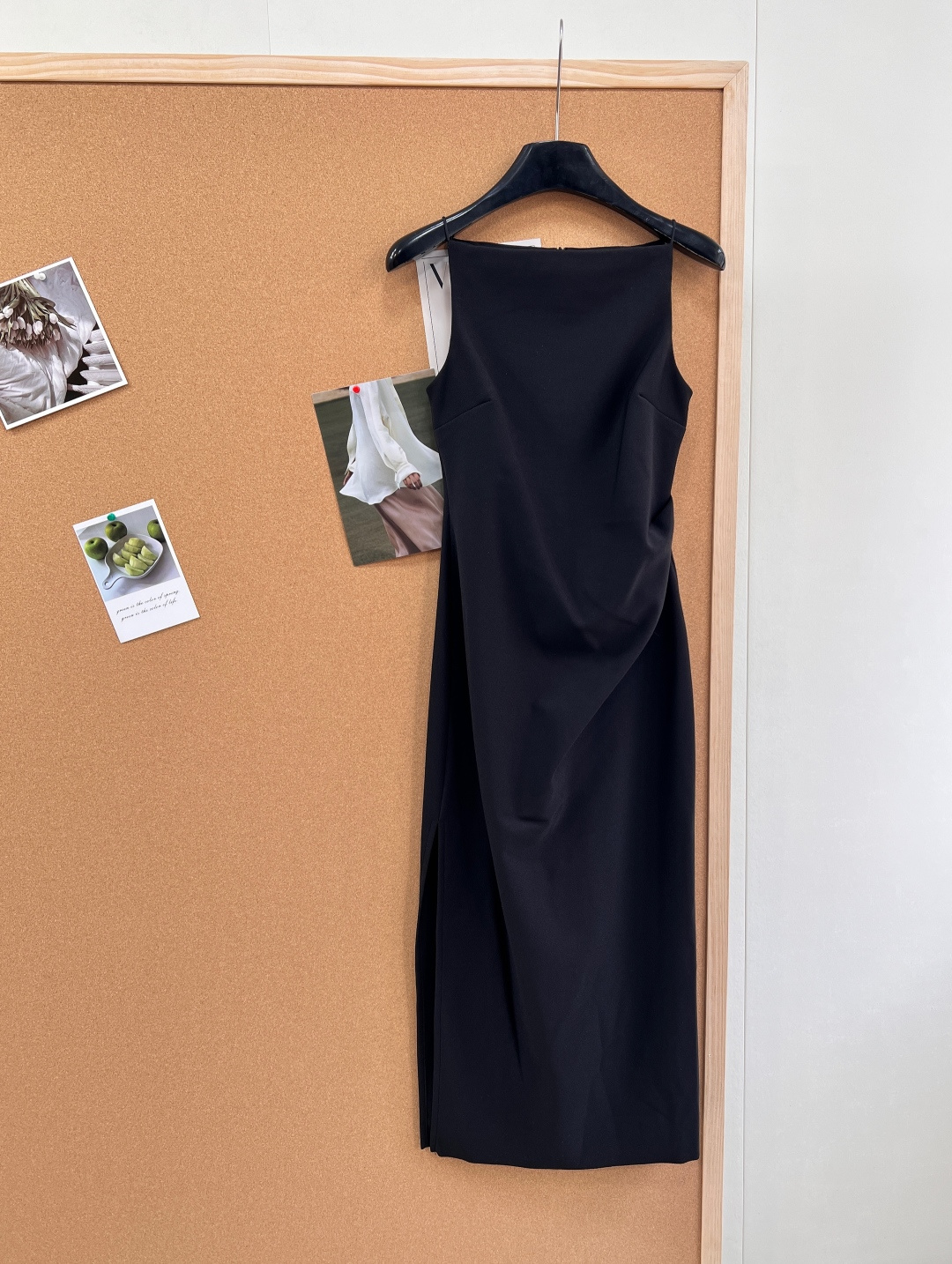 NO:748171,26SS early spring limited edition｜One-line collar pleated suspender dress,. The minimalist one-line collar is sharply tailored to outline the swan neck, with a cool and high-end feel. The three-dimensional pleat design is precisely gathered at the side waist, invisible to cover the flesh, and reshape the golden waist-to-hip ratio. The high-definition matte fabric is draped and stiff, anti-wrinkle and easy to care for, showing a silky texture when walking. The two-color classic selection of classic black interprets the aura, and the soft mist purple unlocks the gentleness of early spring. Both are popular colors for 26 early spring.  5. The sleeveless sling version takes into account both skin exposure and decent feeling. It can be adapted to the workplace, dates, and dinners with just one click. Two colors are available!  size sml code,,skirts,gold,1986090926SS早春限定｜一字领褶皱吊带连衣裙,. 极简一字领利落剪裁勾勒天鹅颈,自带清冷高级感 立体褶皱设计侧腰精准收褶,隐形遮肉,重塑黄金腰臀比高定哑光面料垂坠挺括,抗皱易打理,行走间尽显丝滑质感 双色经典甄选经典黑诠释气场,柔雾紫解锁早春温柔,均为26早春流行色 5.无袖吊带版型兼顾露肤度与得体感,职场、约会、晚宴一键适配,两色出！ 尺码sml 编码,,skirts,gold,,Women's clothing