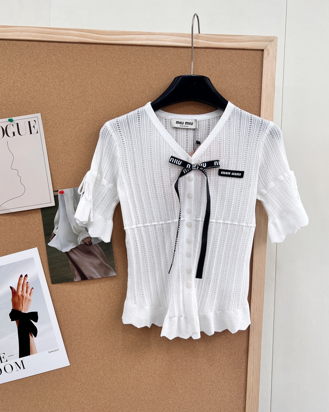 NO:749170,26 Early Spring Miu Miu knitted short-sleeve | The V-neck neatly modifies the neckline, the hollow jacquard is breathable and light, the letter logo patch on the chest is low-key and noble, and the three-dimensional bow brooch is the sweet and cool touch. The simple and casual version is easy to wear for daily commuting and dating, and it is easy to feel like a rich girl.  V-neck + hollow jacquard, soft and waxy knitted skin-friendly and slimming, iconic logo patch + detachable bow brooch, sweet and cool balance, simple and unobtrusive, versatile and recognizable, with a girly feel. Hollow jacquard craftsmanship, breathable and not stuffy Letter logo patch, full of high-end sense Three-dimensional bow brooch, detachable for multiple wears Simple casual version, slim and versatile  A must-have item for your early spring wardrobe. Complete with three labels and two colors!  Size sml code M,,miumiu,T-shirt,brooch,breastpin,1986090926早春Miu Miu针织短袖｜V领利落修饰颈线,镂空提花透气轻盈,胸前字母logo贴布低调显贵,立体蝴蝶结胸针点睛甜酷,简约休闲版型,日常通勤、约会都好穿,轻松拿捏富家千金感. V领+镂空提花,软糯针织亲肤显瘦,标志性logo贴布+可拆卸蝴蝶结胸针,甜酷平衡,简约不挑人,百搭又有辨识度,少女感拉满. 镂空提花工艺,透气不闷 字母logo贴布,高级感拉满 立体蝴蝶结胸针,可拆卸一衣多穿 简约休闲版型,显瘦百搭 早春衣橱必备单品.三标齐全,两色出！ 尺码sml 编码M,,miumiu,T-shirt,brooch，breastpin,,Women's clothing