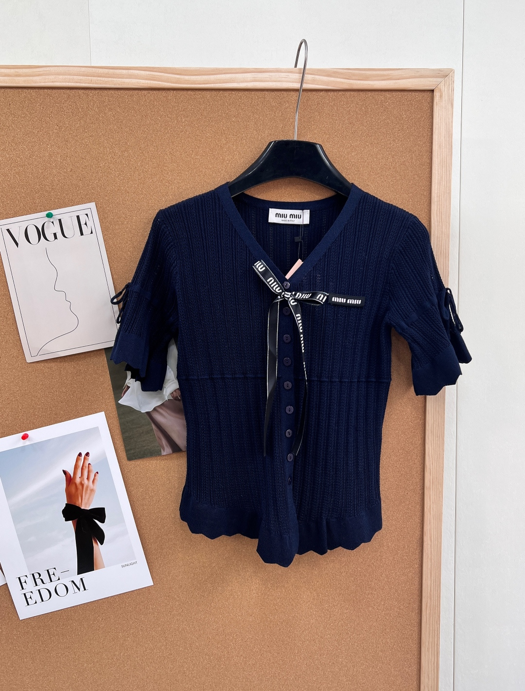 NO:749163,26 Early Spring Miu Miu knitted short-sleeve | The V-neck neatly modifies the neckline, the hollow jacquard is breathable and light, the letter logo patch on the chest is low-key and noble, and the three-dimensional bow brooch is the sweet and cool touch. The simple and casual version is easy to wear for daily commuting and dating, and it is easy to feel like a rich girl.  V-neck + hollow jacquard, soft and waxy knitted skin-friendly and slimming, iconic logo patch + detachable bow brooch, sweet and cool balance, simple and unobtrusive, versatile and recognizable, with a girly feel. Hollow jacquard craftsmanship, breathable and not stuffy Letter logo patch, full of high-end sense Three-dimensional bow brooch, detachable for multiple wears Simple casual version, slim and versatile  A must-have item for your early spring wardrobe. Complete with three labels and two colors!  Size sml code M,,miumiu,T-shirt,brooch,breastpin,1986090926早春Miu Miu针织短袖｜V领利落修饰颈线,镂空提花透气轻盈,胸前字母logo贴布低调显贵,立体蝴蝶结胸针点睛甜酷,简约休闲版型,日常通勤、约会都好穿,轻松拿捏富家千金感. V领+镂空提花,软糯针织亲肤显瘦,标志性logo贴布+可拆卸蝴蝶结胸针,甜酷平衡,简约不挑人,百搭又有辨识度,少女感拉满. 镂空提花工艺,透气不闷 字母logo贴布,高级感拉满 立体蝴蝶结胸针,可拆卸一衣多穿 简约休闲版型,显瘦百搭 早春衣橱必备单品.三标齐全,两色出！ 尺码sml 编码M,,miumiu,T-shirt,brooch，breastpin,,Women's clothing