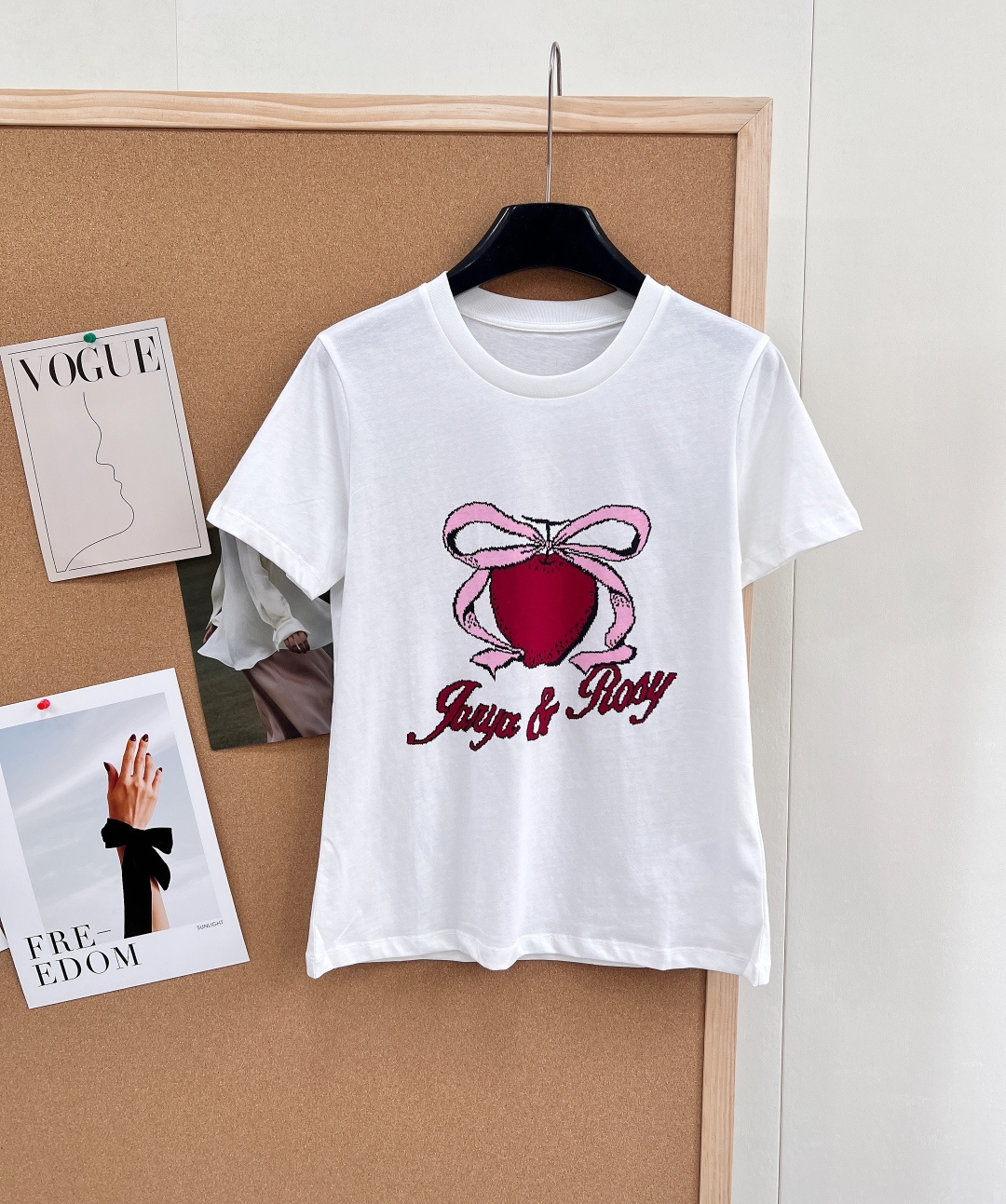 NO:749158,JORYA spring and summer limited love Tee, the standard accessory for sweet girls who fall in love at a glance!  Red heart + pink bow, age-reducing and playful. Pure cotton, breathable and skin-friendly. Loose fit, versatile with jeans/skirts. One piece unlocks leisure and sweetness, a must-have for your spring and summer wardrobe!  It feels soft and delicate, and has excellent breathability and sweat-wicking performance, bringing all-day wearing comfort. The classic loose round-neck version does not pick up on shoulder width and body shape, and is extremely tolerant, easily hiding fat and making you look slimmer. The minimalist silhouette gives it super compatibility, whether it is worn with jeans to create a casual casual style, or with a pleated skirt to create a sweet girl, it can be perfectly adapted to everything. It is a practical item that runs through the entire spring and summer. Big sales!  size sml code,,skirts,jeans,19860909JORYA春夏限定爱心Tee,一眼沦陷的甜妹标配！ 红爱心+粉蝴蝶结,减龄又俏皮 纯棉,透气亲肤 宽松版型,牛仔裤/短裙万能搭 一件解锁休闲与甜美,春夏衣橱刚需！触感柔软细腻,透气排汗性能优异,带来全天候的穿着舒适感.经典宽松圆领版型,不挑肩宽与身形,包容性极强,轻松藏肉显瘦. 极简廓形赋予其超强兼容性,无论是搭配牛仔裤打造随性休闲风,还是配百褶短裙演绎元气甜妹,皆能完美适配,是贯穿整个春夏的实穿主义单品.大货出！ 尺码sml 编码,,skirts,jeans,,Women's clothing