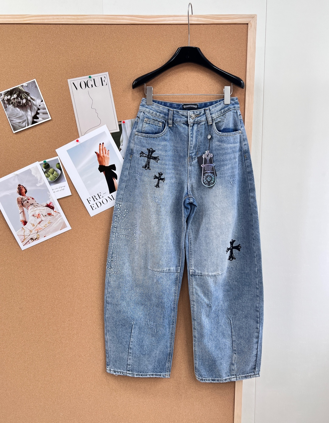 NO:749149,Chrome hearts26SS early spring new Chrome scimitar pants, cross graffiti print on the front and back, with high street aura. Hot diamond cross embellishment on the side, full of texture in the details. High-waisted scimitar version, modify the leg shape, hide the muscles and make the body look slimmer. Double enzyme washed blue, the color is high-end and durable. Fashionable and not fussy, you can easily wear the style of a street trendy person!  All three standards are complete, and the goods will be shipped in large quantities!  Size sml code C,,chrome hearts,chrome hearts,19860909Chrome hearts26SS早春新款克罗心风弯刀神裤, 前后十字架涂鸦印花,自带高街气场 侧边烫钻十字架点缀,细节拉满质感 高腰弯刀版型,修饰腿型、藏肉显瘦 双重酵素水洗蓝,色调高级耐看 时髦不挑人,轻松穿出街头潮人范！三标齐全,大货出！ 尺码sml 编码C,,chrome hearts,chrome hearts,,Women's clothing