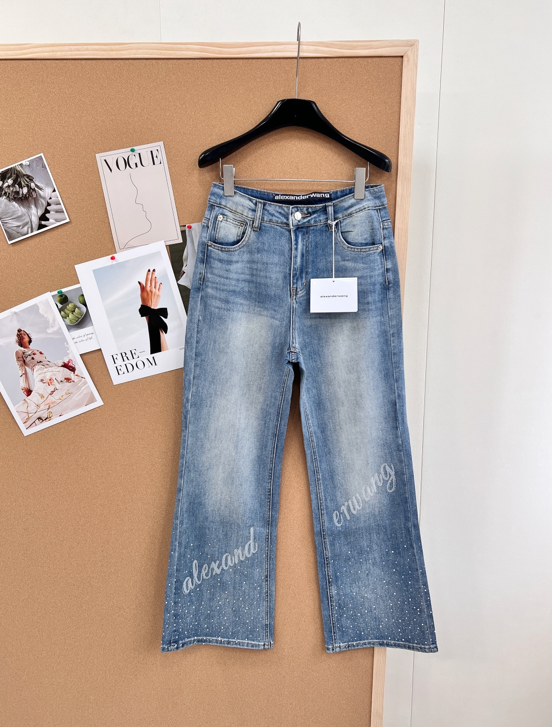 NO:749144,Alexander Wang's 26 spring and summer new style AW high-waisted straight jeans with standard trousers and rhinestoned hems interpret the high-street modern aesthetics with exquisite craftsmanship. This pair of jeans is made of custom-made twill cotton denim fabric, which has been polished through multiple washing processes. It has a crisp silhouette and a comfortable wearing experience, and is not easy to deform after long-term wear. In terms of design, the natural white texture on the thighs restores the retro accent, and the iconic letters of the trousers are rhinestoned, which perfectly combines sophistication and coolness. The complete accessories highlight the sense of authenticity.  The gold high-waisted straight cut accurately modifies the leg lines, accommodates hip width and leg fat, and easily achieves the dual effect of 'covering the flesh to look slimmer + elongating the proportion'. It is a practical and fashionable item that can be worn throughout spring and summer. It has three standards and is available in large quantities!  size sml code,,jeans,gold,19860909Alexander Wang 26春夏新款 AW配标裤脚烫钻高腰直筒牛仔裤 以精湛工艺,诠释高街摩登美学.本款牛仔裤采用定制斜纹棉牛仔面料,经多重水洗工艺打磨,兼具挺括的廓形感与舒适的穿着体验,久穿不易变形. 设计上,大腿处自然磨白纹理还原复古腔调,裤脚标志性字母烫钻工艺,将精致与潮酷完美融合,配标齐全彰显正品质感. 黄金高腰直筒剪裁,精准修饰腿部线条,包容胯宽与腿部赘肉,轻松实现“遮肉显瘦+拉长比例”双重效果,是贯穿春夏的实穿性与时尚感兼具的单品.,三标齐全,大货出！ 尺码sml 编码,,jeans,gold,,Women's clothing