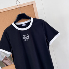 🆕 LOEWE 经典款简约logo刺绣撞色T恤定制的面料,柔软细腻 上手太舒服了!经典款真的是谁穿都美的 🆕 LOEWE 经典款简约logo刺绣撞色T恤定制的面料,柔软细腻 上手太舒服了!经典款真的是谁穿都美的