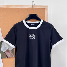 🆕 LOEWE 经典款简约logo刺绣撞色T恤定制的面料,柔软细腻 上手太舒服了!经典款真的是谁穿都美的 🆕 LOEWE 经典款简约logo刺绣撞色T恤定制的面料,柔软细腻 上手太舒服了!经典款真的是谁穿都美的