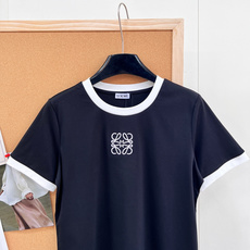 🆕 LOEWE 经典款简约logo刺绣撞色T恤定制的面料,柔软细腻 上手太舒服了!经典款真的是谁穿都美的 🆕 LOEWE 经典款简约logo刺绣撞色T恤定制的面料,柔软细腻 上手太舒服了!经典款真的是谁穿都美的