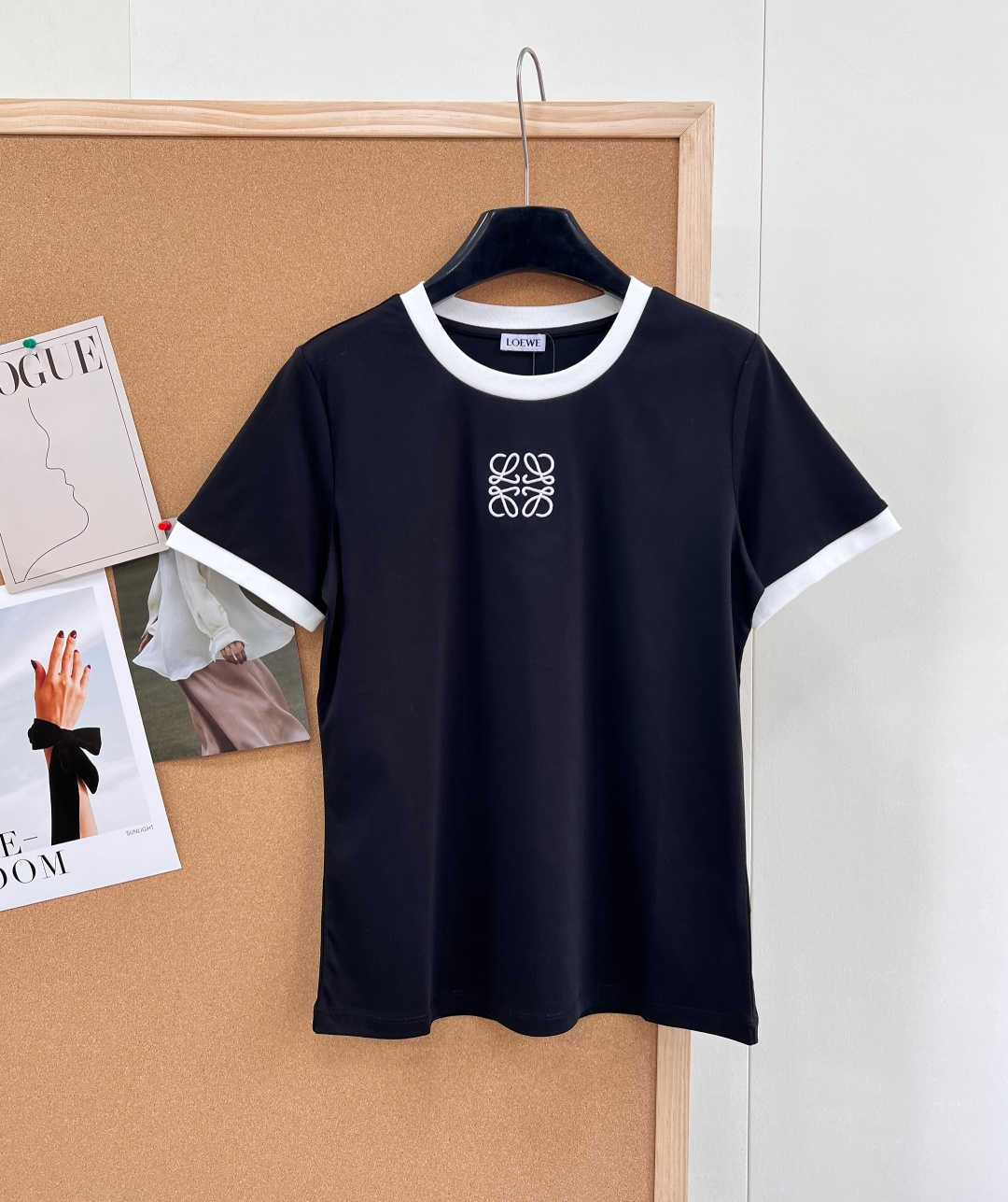 NO:749191,LOEWE classic simple logo embroidered contrasting color T-shirt. Customized fabric, soft and delicate, so comfortable to use!  The classic style really makes everyone look beautiful when wearing it. The exquisite three-dimensional contrasting logo embroidery on the chest is embellished, making the whole thing more advanced and attractive!  Looks great with all kinds of culottes!  Comfortable and practical, you can’t go wrong with it for daily commuting!  Size sml code L,,loewe,skirts,tees,t-shirt,19860909LOEWE 经典款简约logo刺绣撞色T恤 定制的面料,柔软细腻 上手太舒服了！经典款真的是谁穿都美的气质凸显不是一点半点、胸前精致立体的撞色Logo刺绣点缀其间 使整体更加高级耐看！搭配各种裙裤都好看的！舒适实穿、日常通勤都不会出错！ 尺码sml 编码L,,loewe,skirts,tees，t-shirt,,Women's clothing