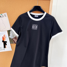 🆕 LOEWE 经典款简约logo刺绣撞色T恤定制的面料,柔软细腻 上手太舒服了!经典款真的是谁穿都美的 🆕 LOEWE 经典款简约logo刺绣撞色T恤定制的面料,柔软细腻 上手太舒服了!经典款真的是谁穿都美的