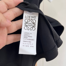 🆕 LOEWE 经典款简约logo刺绣撞色T恤定制的面料,柔软细腻 上手太舒服了!经典款真的是谁穿都美的 🆕 LOEWE 经典款简约logo刺绣撞色T恤定制的面料,柔软细腻 上手太舒服了!经典款真的是谁穿都美的