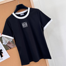 🆕 LOEWE 经典款简约logo刺绣撞色T恤定制的面料,柔软细腻 上手太舒服了!经典款真的是谁穿都美的 🆕 LOEWE 经典款简约logo刺绣撞色T恤定制的面料,柔软细腻 上手太舒服了!经典款真的是谁穿都美的