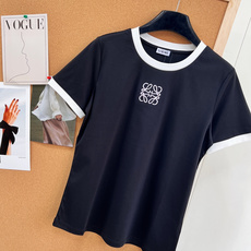 🆕 LOEWE 经典款简约logo刺绣撞色T恤定制的面料,柔软细腻 上手太舒服了!经典款真的是谁穿都美的 🆕 LOEWE 经典款简约logo刺绣撞色T恤定制的面料,柔软细腻 上手太舒服了!经典款真的是谁穿都美的