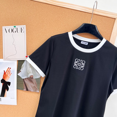 🆕 LOEWE 经典款简约logo刺绣撞色T恤定制的面料,柔软细腻 上手太舒服了!经典款真的是谁穿都美的 🆕 LOEWE 经典款简约logo刺绣撞色T恤定制的面料,柔软细腻 上手太舒服了!经典款真的是谁穿都美的