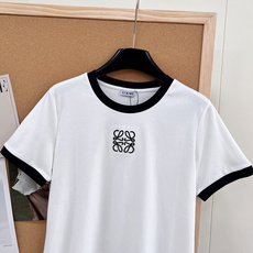 🆕 LOEWE 经典款简约logo刺绣撞色T恤定制的面料,柔软细腻 上手太舒服了!经典款真的是谁穿都美的 🆕 LOEWE 经典款简约logo刺绣撞色T恤定制的面料,柔软细腻 上手太舒服了!经典款真的是谁穿都美的