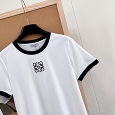 🆕 LOEWE 经典款简约logo刺绣撞色T恤定制的面料,柔软细腻 上手太舒服了!经典款真的是谁穿都美的 🆕 LOEWE 经典款简约logo刺绣撞色T恤定制的面料,柔软细腻 上手太舒服了!经典款真的是谁穿都美的