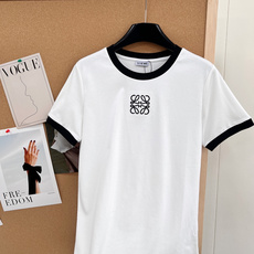 🆕 LOEWE 经典款简约logo刺绣撞色T恤定制的面料,柔软细腻 上手太舒服了!经典款真的是谁穿都美的 🆕 LOEWE 经典款简约logo刺绣撞色T恤定制的面料,柔软细腻 上手太舒服了!经典款真的是谁穿都美的