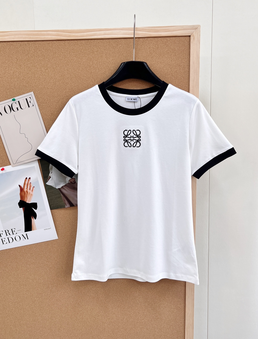 NO:749198,LOEWE classic simple logo embroidered contrasting color T-shirt. Customized fabric, soft and delicate, so comfortable to use!  The classic style really makes everyone look beautiful when wearing it. The exquisite three-dimensional contrasting logo embroidery on the chest is embellished, making the whole thing more advanced and attractive!  Looks great with all kinds of culottes!  Comfortable and practical, you can’t go wrong with it for daily commuting!  Size sml code,,loewe,skirts,tees,t-shirt,19860909LOEWE 经典款简约logo刺绣撞色T恤 定制的面料,柔软细腻 上手太舒服了！经典款真的是谁穿都美的气质凸显不是一点半点、胸前精致立体的撞色Logo刺绣点缀其间 使整体更加高级耐看！搭配各种裙裤都好看的！舒适实穿、日常通勤都不会出错！ 尺码sml 编码,,loewe,skirts,tees，t-shirt,,Women's clothing