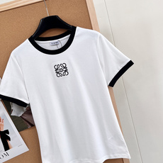 🆕 LOEWE 经典款简约logo刺绣撞色T恤定制的面料,柔软细腻 上手太舒服了!经典款真的是谁穿都美的 🆕 LOEWE 经典款简约logo刺绣撞色T恤定制的面料,柔软细腻 上手太舒服了!经典款真的是谁穿都美的