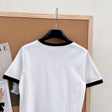 🆕 LOEWE 经典款简约logo刺绣撞色T恤定制的面料,柔软细腻 上手太舒服了!经典款真的是谁穿都美的 🆕 LOEWE 经典款简约logo刺绣撞色T恤定制的面料,柔软细腻 上手太舒服了!经典款真的是谁穿都美的