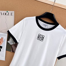 🆕 LOEWE 经典款简约logo刺绣撞色T恤定制的面料,柔软细腻 上手太舒服了!经典款真的是谁穿都美的 🆕 LOEWE 经典款简约logo刺绣撞色T恤定制的面料,柔软细腻 上手太舒服了!经典款真的是谁穿都美的