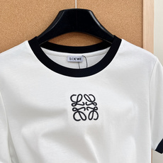 🆕 LOEWE 经典款简约logo刺绣撞色T恤定制的面料,柔软细腻 上手太舒服了!经典款真的是谁穿都美的 🆕 LOEWE 经典款简约logo刺绣撞色T恤定制的面料,柔软细腻 上手太舒服了!经典款真的是谁穿都美的