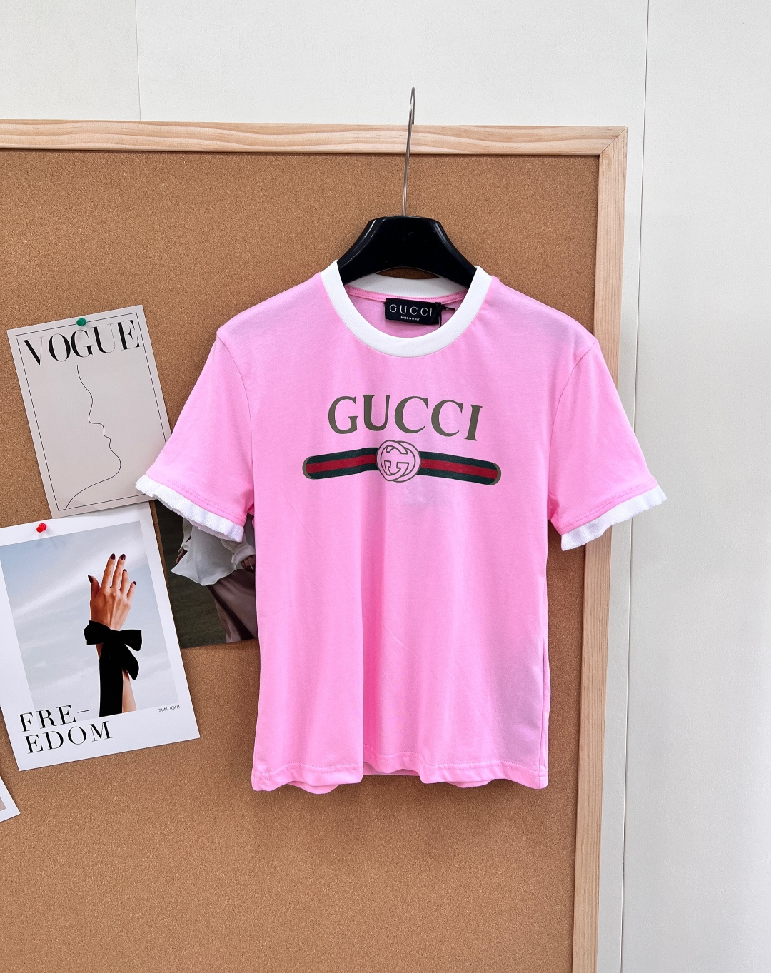 NO:749117,GUCCI's new classic letter belt printed color-blocked short-sleeved T-shirt. - Classic logo gilding GUCCI letters + red and green webbing + double G interlocking logo on the front, highly recognizable - Contrast color details ribbed round neck and cuffs with contrasting edges (white/black, pink/white, red/white), retro sports style - Regular fit tailoring, same style for men and women, suitable for daily casual and couple wear - White classic and versatile, clean and refreshing, suitable for commuting/daily wear -  Pink is gentle and white, with both a girlish and retro feel - Red is eye-catching and attractive, suitable for festivals and outings - The fabric is made of high-count combed cotton/mercerized cotton, soft and skin-friendly, breathable and comfortable - The process is high-temperature hot stamping with the logo, which is firm and not easy to fall off - The style is retro, light and luxurious, simple and advanced, suitable for a variety of wearing scenarios!  Three standards are complete, three colors are outstanding!  Size sml code,,gucci,T-shirt,tees,t-shirt,19860909GUCCI新款经典字母腰带印花拼色短袖T恤. - 经典标识正面烫金GUCCI字母+红绿织带+双G互扣Logo,辨识度极高 - 撞色细节罗纹圆领与袖口采用撞色包边（白/黑、粉/白、红/白）,复古运动风 - 版型常规合身剪裁,男女同款,适配日常休闲、情侣穿搭 - 白色经典百搭,干净清爽,通勤/日常皆可 - 粉色温柔显白,少女感与复古感兼具 - 红色亮眼吸睛,显气色,适合节日、出街 - 面料高支精梳棉/丝光棉,柔软亲肤、透气舒适 - 工艺高温烫压Logo,牢固不易脱落 - 风格复古轻奢、简约高级,适配多种穿搭场景！三标齐全,三色出！ 尺码sml 编码,,gucci,T-shirt,tees，t-shirt,,Women's clothing