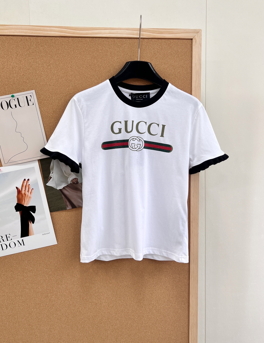 NO:749105,GUCCI's new classic letter belt printed color-blocked short-sleeved T-shirt. - Classic logo gilding GUCCI letters + red and green webbing + double G interlocking logo on the front, highly recognizable - Contrast color details ribbed round neck and cuffs with contrasting edges (white/black, pink/white, red/white), retro sports style - Regular fit tailoring, same style for men and women, suitable for daily casual and couple wear - White classic and versatile, clean and refreshing, suitable for commuting/daily wear -  Pink is gentle and white, with both a girlish and retro feel - Red is eye-catching and attractive, suitable for festivals and outings - The fabric is made of high-count combed cotton/mercerized cotton, soft and skin-friendly, breathable and comfortable - The process is high-temperature hot stamping with the logo, which is firm and not easy to fall off - The style is retro, light and luxurious, simple and advanced, suitable for a variety of wearing scenarios!  Three standards are complete, three colors are outstanding!  Size sml code,,gucci,T-shirt,tees,t-shirt,19860909GUCCI新款经典字母腰带印花拼色短袖T恤. - 经典标识正面烫金GUCCI字母+红绿织带+双G互扣Logo,辨识度极高 - 撞色细节罗纹圆领与袖口采用撞色包边（白/黑、粉/白、红/白）,复古运动风 - 版型常规合身剪裁,男女同款,适配日常休闲、情侣穿搭 - 白色经典百搭,干净清爽,通勤/日常皆可 - 粉色温柔显白,少女感与复古感兼具 - 红色亮眼吸睛,显气色,适合节日、出街 - 面料高支精梳棉/丝光棉,柔软亲肤、透气舒适 - 工艺高温烫压Logo,牢固不易脱落 - 风格复古轻奢、简约高级,适配多种穿搭场景！三标齐全,三色出！ 尺码sml 编码,,gucci,T-shirt,tees，t-shirt,,Women's clothing