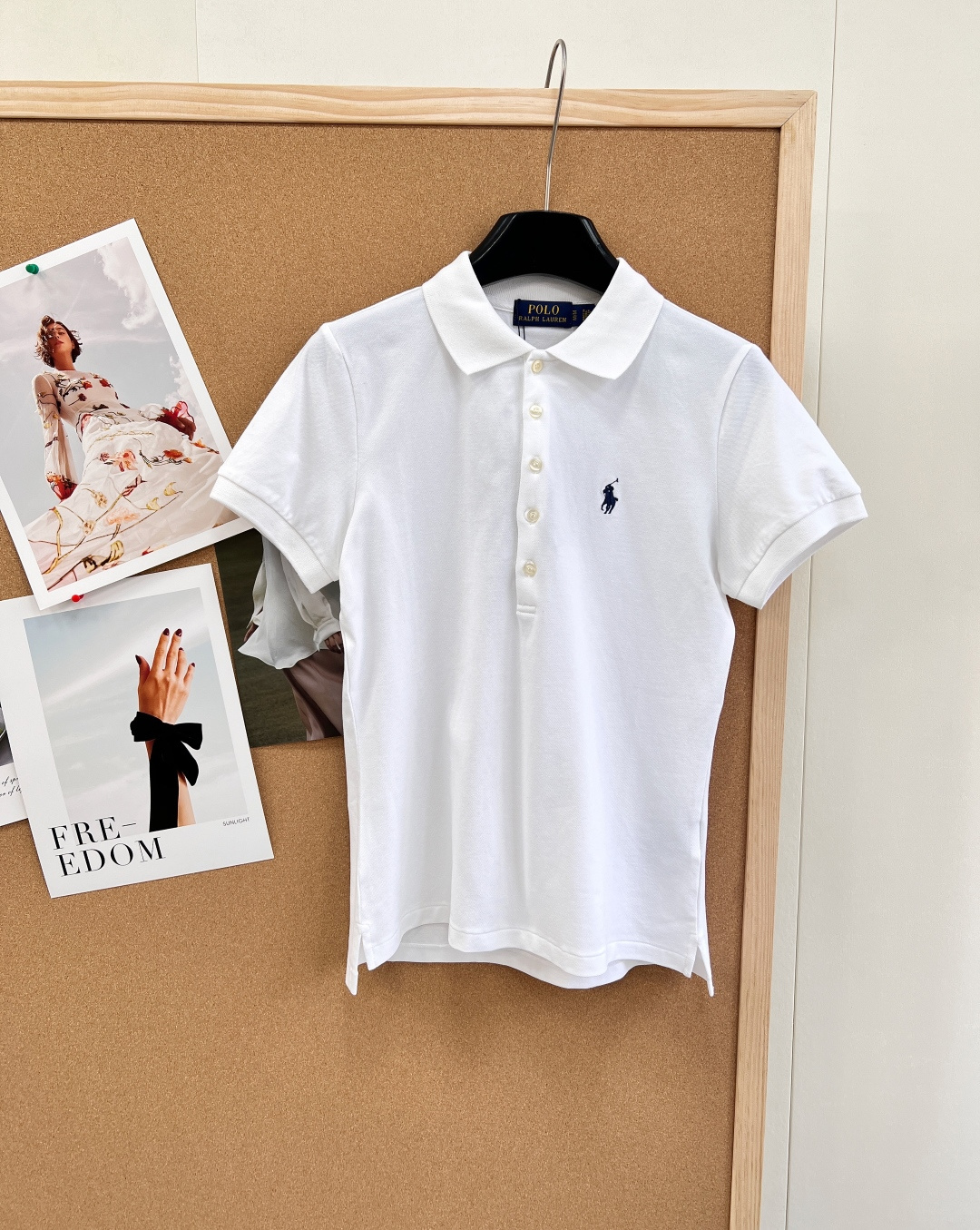 NO:749096,Ralph Lauren 5-button women's embroidered lapel POLO shirt shows free energy and simple style. Whether worn alone or as an inner layer, it is a very good choice and can be used in the daily workplace!  Made of pure cotton knitted fabric, it feels comfortable and breathable against the skin. It does not feel stuffy at all. The texture of the fabric is superior. It is the best among all polo shirts. It is no longer fat and big~ but has a regular waist. The upper body is small, feminine and very intellectual. It modifies the figure and makes it slim, easy to wear and not picky!  The low-key sense of luxury is really very practical. It can be used for business or leisure, daily business and work, weekend sports and leisure. There is no outfit that polo can't match. It has three standards and three colors!  Size SML,,loro piana,19860909Ralph Lauren拉夫劳伦5粒扣女士刺绣翻领POLO衫 彰显自由活力,简洁的版型,无论是单穿还是作为内搭,都是非常不错的选择,日常职场都拿捏！ 采用纯棉针织面料材质,手感舒适上身亲肤透气,丝毫不会有任何闷热感,手感面料质感都是上乘的版型是所有polo衫里面最好的不再是肥肥大大~而是常规有腰身.上身小女人味又很知性的感觉.修饰身材显瘦好穿不挑人！低调的高级感,真的是非常实用的,可商务可休闲,日常商务上班,周末运动休闲,没有一件 polo 搞不定的穿搭.三标齐全,三色出！ 尺码SML 编,,loro piana,,Women's clothing