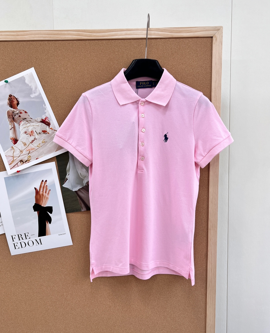 NO:749137,Ralph Lauren 5-button women's embroidered lapel POLO shirt shows free energy and simple style. Whether worn alone or as an inner layer, it is a very good choice and can be used in the daily workplace!  Made of pure cotton knitted fabric, it feels comfortable and breathable against the skin. It does not feel stuffy at all. The texture of the fabric is superior. It is the best among all polo shirts. It is no longer fat and big~ but has a regular waist. The upper body is small, feminine and very intellectual. It modifies the figure and makes it slim, easy to wear and not picky!  The low-key sense of luxury is really very practical. It can be used for business or leisure, daily business and work, weekend sports and leisure. There is no outfit that polo can't match. It has three standards and three colors!  Size SML,,loro piana,19860909Ralph Lauren拉夫劳伦5粒扣女士刺绣翻领POLO衫 彰显自由活力,简洁的版型,无论是单穿还是作为内搭,都是非常不错的选择,日常职场都拿捏！ 采用纯棉针织面料材质,手感舒适上身亲肤透气,丝毫不会有任何闷热感,手感面料质感都是上乘的版型是所有polo衫里面最好的不再是肥肥大大~而是常规有腰身.上身小女人味又很知性的感觉.修饰身材显瘦好穿不挑人！低调的高级感,真的是非常实用的,可商务可休闲,日常商务上班,周末运动休闲,没有一件 polo 搞不定的穿搭.三标齐全,三色出！ 尺码SML 编,,loro piana,,Women's clothing