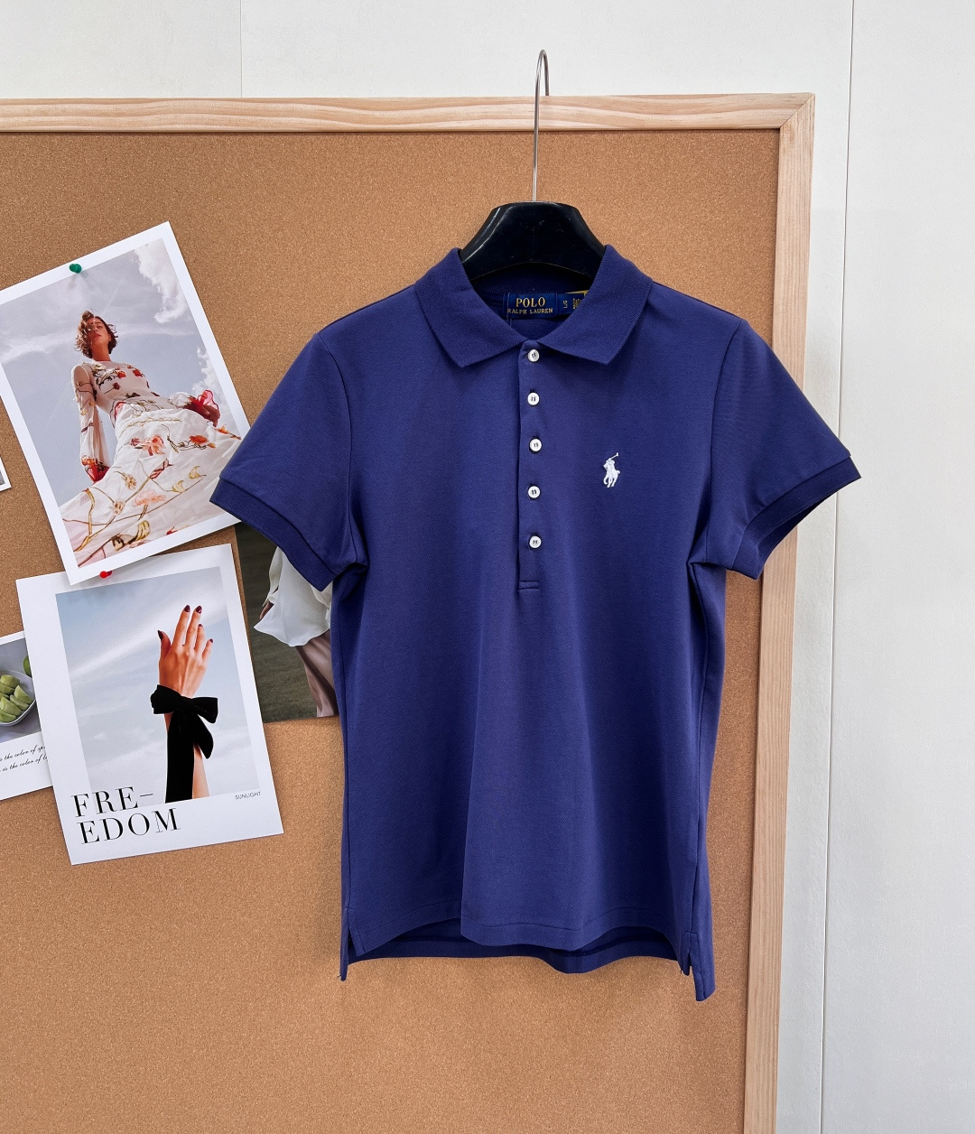 NO:749127,Ralph Lauren 5-button women's embroidered lapel POLO shirt shows free energy and simple style. Whether worn alone or as an inner layer, it is a very good choice and can be used in the daily workplace!  Made of pure cotton knitted fabric, it feels comfortable and breathable against the skin. It does not feel stuffy at all. The texture of the fabric is superior. It is the best among all polo shirts. It is no longer fat and big~ but has a regular waist. The upper body is small, feminine and very intellectual. It modifies the figure and makes it slim, easy to wear and not picky!  The low-key sense of luxury is really very practical. It can be used for business or leisure, daily business and work, weekend sports and leisure. There is no outfit that polo can't match. It has three standards and three colors!  Size SML,,loro piana,19860909Ralph Lauren拉夫劳伦5粒扣女士刺绣翻领POLO衫 彰显自由活力,简洁的版型,无论是单穿还是作为内搭,都是非常不错的选择,日常职场都拿捏！ 采用纯棉针织面料材质,手感舒适上身亲肤透气,丝毫不会有任何闷热感,手感面料质感都是上乘的版型是所有polo衫里面最好的不再是肥肥大大~而是常规有腰身.上身小女人味又很知性的感觉.修饰身材显瘦好穿不挑人！低调的高级感,真的是非常实用的,可商务可休闲,日常商务上班,周末运动休闲,没有一件 polo 搞不定的穿搭.三标齐全,三色出！ 尺码SML 编,,loro piana,,Women's clothing