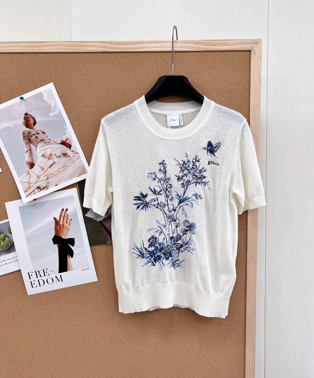 NO:749116,Dior26's new early spring heavy-duty butterfly flower embroidered knitted short-sleeve unlocks a new chapter of French elegance. Heavy-duty flowers and butterfly embroidery are intertwined, blue strokes outline poetic aesthetics, the brand letters are low-key embellishments, and the details highlight the high-end texture. The light and thin knitted fabric is skin-friendly and breathable, fashionable and comfortable, full of spring atmosphere, and easy to create high-end outfits!  Three standards are complete, two colors are outstanding!  Size sml code, dior, T-shirt,19860909Dior26早春新款重工蝴蝶花卉刺绣针织短袖,解锁法式优雅新篇,重工花卉与蝴蝶刺绣交织,蓝调笔触勾勒诗意美学,品牌字母低调点缀,细节处彰显高定质感,轻薄针织面料亲肤透气,时髦与舒适兼得,春日氛围感拉满,轻松打造高阶穿搭！三标齐全,两色出！ 尺码sml 编码,,dior,T-shirt,,Women's clothing