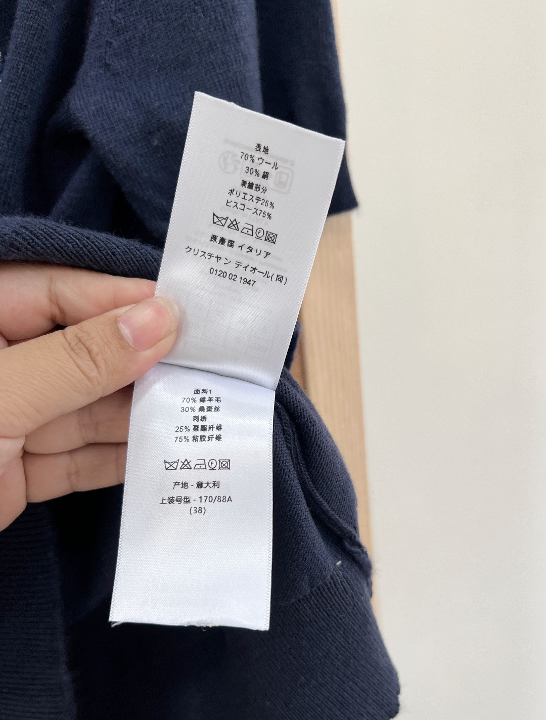 🆕Dior26早春新款重工蝴蝶花卉刺绣针织短袖，解锁法式优雅新篇，重工花卉与蝴蝶刺绣交织，蓝调笔触勾勒诗