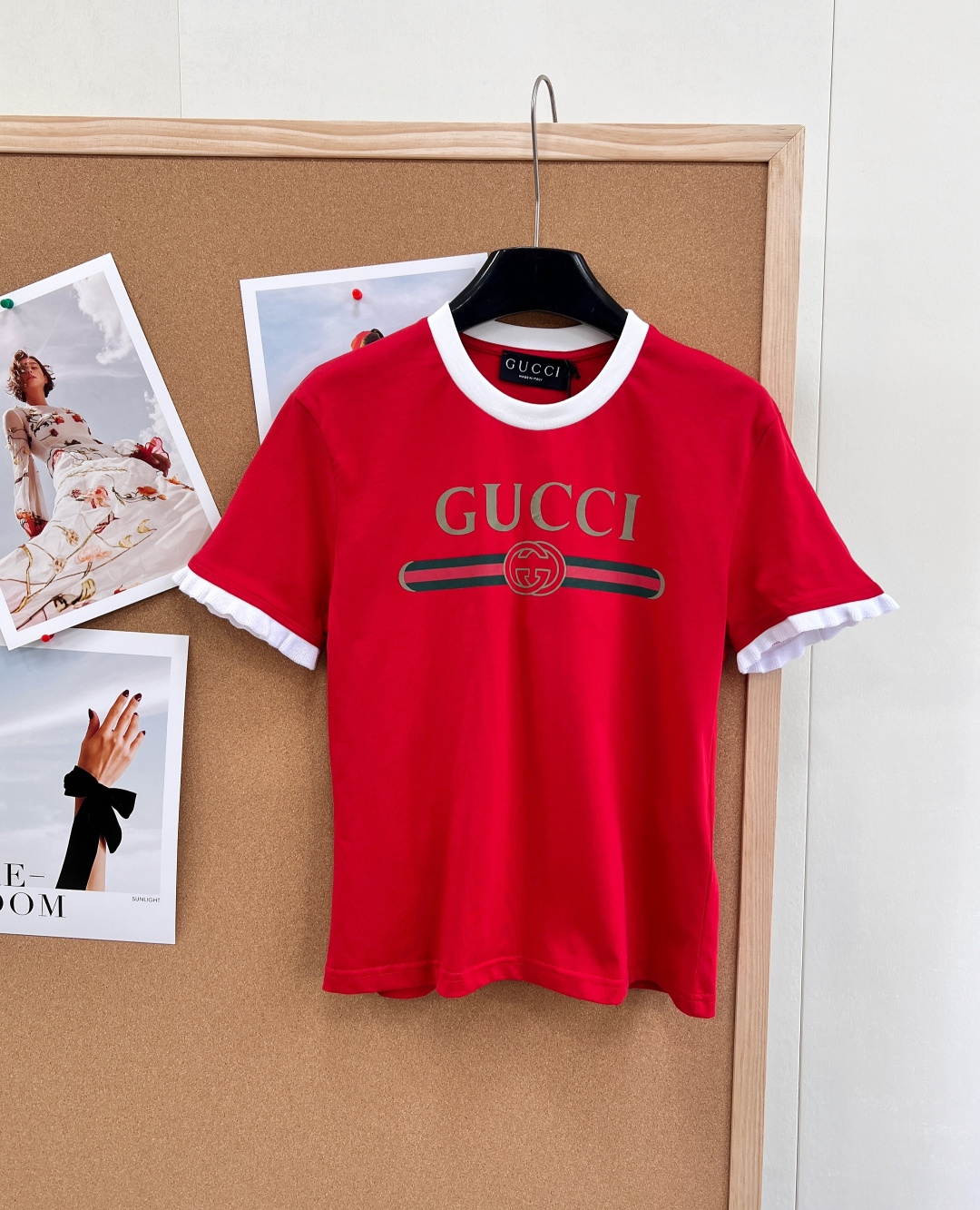 NO:750042,GUCCI's new classic letter belt printed color-blocked short-sleeved T-shirt. - Classic logo gilding GUCCI letters + red and green webbing + double G interlocking logo on the front, highly recognizable - Contrast color details ribbed round neck and cuffs with contrasting edges (white/black, pink/white, red/white), retro sports style - Regular fit tailoring, same style for men and women, suitable for daily casual and couple wear - White classic and versatile, clean and refreshing, suitable for commuting/daily wear -  Pink is gentle and white, with both a girlish and retro feel - Red is eye-catching and attractive, suitable for festivals and outings - The fabric is made of high-count combed cotton/mercerized cotton, soft and skin-friendly, breathable and comfortable - The process is high-temperature hot stamping with the logo, which is firm and not easy to fall off - The style is retro, light and luxurious, simple and advanced, suitable for a variety of wearing scenarios!  Three standards are complete, three colors are outstanding!  Size sml code G,,gucci,T-shirt,tees,t-shirt,19860909GUCCI新款经典字母腰带印花拼色短袖T恤. - 经典标识正面烫金GUCCI字母+红绿织带+双G互扣Logo,辨识度极高 - 撞色细节罗纹圆领与袖口采用撞色包边（白/黑、粉/白、红/白）,复古运动风 - 版型常规合身剪裁,男女同款,适配日常休闲、情侣穿搭 - 白色经典百搭,干净清爽,通勤/日常皆可 - 粉色温柔显白,少女感与复古感兼具 - 红色亮眼吸睛,显气色,适合节日、出街 - 面料高支精梳棉/丝光棉,柔软亲肤、透气舒适 - 工艺高温烫压Logo,牢固不易脱落 - 风格复古轻奢、简约高级,适配多种穿搭场景！三标齐全,三色出！ 尺码sml 编码G,,gucci,T-shirt,tees，t-shirt,,Women's clothing