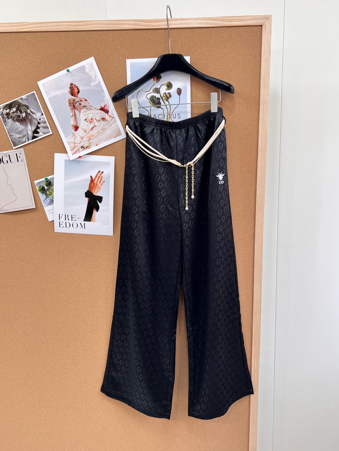 NO:750024,DIOR's new little bee embroidered dark pattern belt wide-leg pants are now a hit!  !  The color is high-end!  It feels delicate, smooth and has an all-over dark jacquard pattern. The upper body has a super temperament and is quite classy. Whoever wears it will look better!  It can be paired with a suit or a shirt. It’s so stylish and not picky at all!  !  The classic and timeless apricot and black colors still look fashionable and stylish after being worn for several years!  Highly recommended, complete with three standards!  size sml code,,dior,shirts,business suit,19860909DIOR新款小蜜蜂刺绣暗纹腰带阔腿裤爆款来袭！！色泽隶属高端品！手感细腻 柔滑极致通体暗纹提花花纹工艺 上身超级气质 相当的有档次 谁穿谁好看！搭配西装、衬衫都可以 太有型了 完全不挑人！！经典不过时的杏色、黑色 在穿几年翻出来还是那么的时髦洋气！强推入手款,三标齐全！ 尺码sml 编码,,dior,shirts,business suit,,Women's clothing