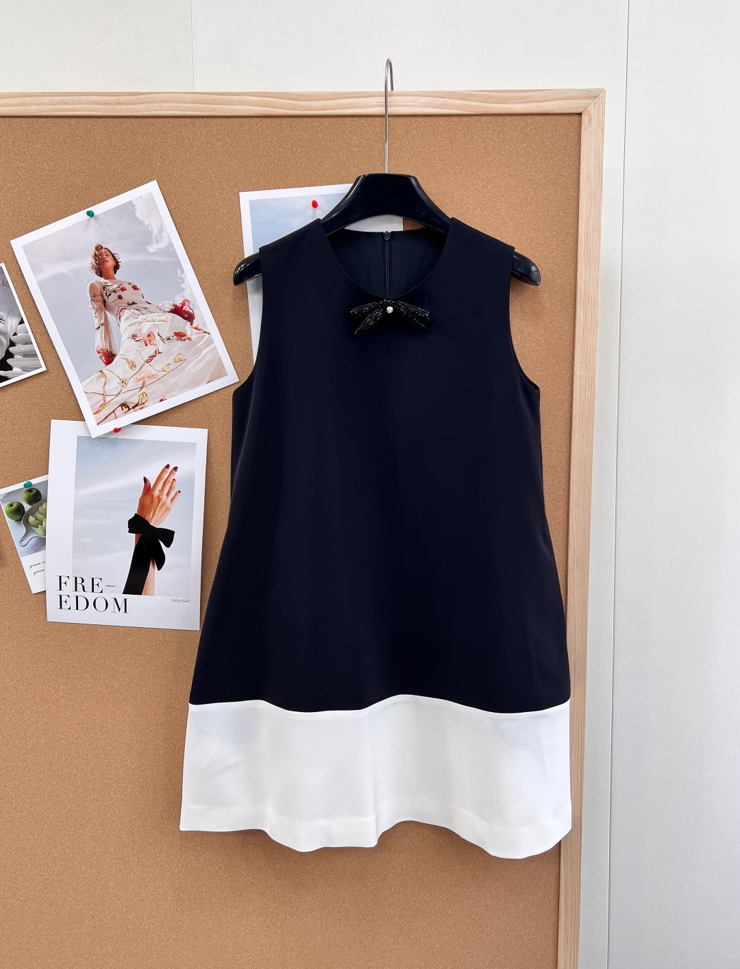 NO:750014,The new black and white minimalist beaded bow patchwork dress, the timeless black and white color scheme, is given a new twist by this sleeveless dress.  The hand-beaded butterfly on the neckline is the soul. Each bead has a delicate luster, and it has a smart atmosphere when you raise your hand. The fabric is made of high-draping and crisp fabric, which is not easy to wrinkle and can modify the body shape. The splicing workmanship is smooth, and the beaded butterfly is firm and does not fall off. It takes into account both beauty and practical wear. The neat A-line line does not pick up the shoulder width, does not block the secondary breasts, and has perfect hiding ability.  Wear it with a small suit for daily commuting, and you will become a professional elite in an instant; wear it alone when going on a date, and it will be a little more delicate and delicate. Minimalism and luxury, this is the 'hard currency' of the spring and summer wardrobe. Big products!  size sml code,,skirts,business suit,19860909新款黑白极简串珠蝴蝶结拼接连衣裙, 永不过时的黑白配色,被这件无袖裙玩出了新花样. 领口的手工串珠蝴蝶是灵魂所在,每一颗珠子都透着细腻光泽,抬手间自带灵动氛围感.面料采用高垂感挺括面料,不易起皱且能修饰身形,拼接处工艺平整,串珠蝴蝶牢固不脱落,兼顾美观与实穿,利落的A字线条,不挑肩宽、不卡副乳,藏肉功力满分. 日常通勤搭一件小西装,秒变职场精英；约会时单穿,又多了几分娇俏精致. 极简中见奢华,这才是春夏衣橱的“硬通货”.大货出！ 尺码sml 编码,,skirts,business suit,,Women's clothing