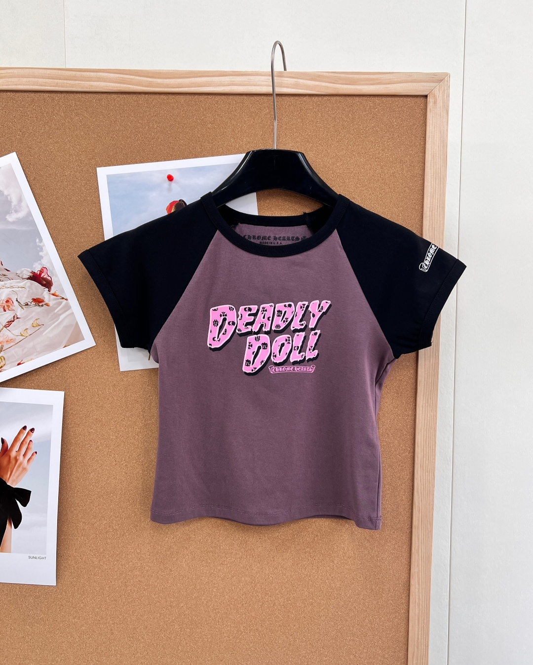 NO:750004,CHROME HEARTS Deadly Doll American color block slim fit T-shirt [Dark night color block, subvert vision] Short slim fit dopamine color matching, complete y2k style, looks great and shows off your figure. The dopamine color matching makes your mood better. It's very Barbie and very hot girl. It's so sweet and spicy that it's hard not to love it!  The color combination of black and blue makes the skin look whiter than ever. It has both temperament and sexiness. No need to use your brain to match it. The upper body looks good in seconds. There is no reason why the Crow Heart co-branded series is not suitable. The dopamine color combination will make your mood better. Complete with three standards, great product!  Size sml coding,,chrome hearts,chrome hearts,tees,t-shirt,19860909CHROME HEARTS克罗心Deadly Doll美式拼色修身T恤【暗夜拼色,颠覆视觉】 小短款修身版型 多巴胺配色 完全的y2k风格 显得身材爆好 贼显身材 多巴胺色系搭配 心情都变得美好了 很芭比又很辣妹 甜辣甜辣的很难不爱！ 黑拼蓝的配色 无敌显白皮 气质与性感兼具 不需要动脑搭配 上身秒好看 克罗心联名系列没有不入的道理 多巴胺色系搭配 心情都变得美好了三标齐全,大货出！ 尺码sml 编码,,chrome hearts,chrome hearts,tees，t-shirt,,Women's clothing