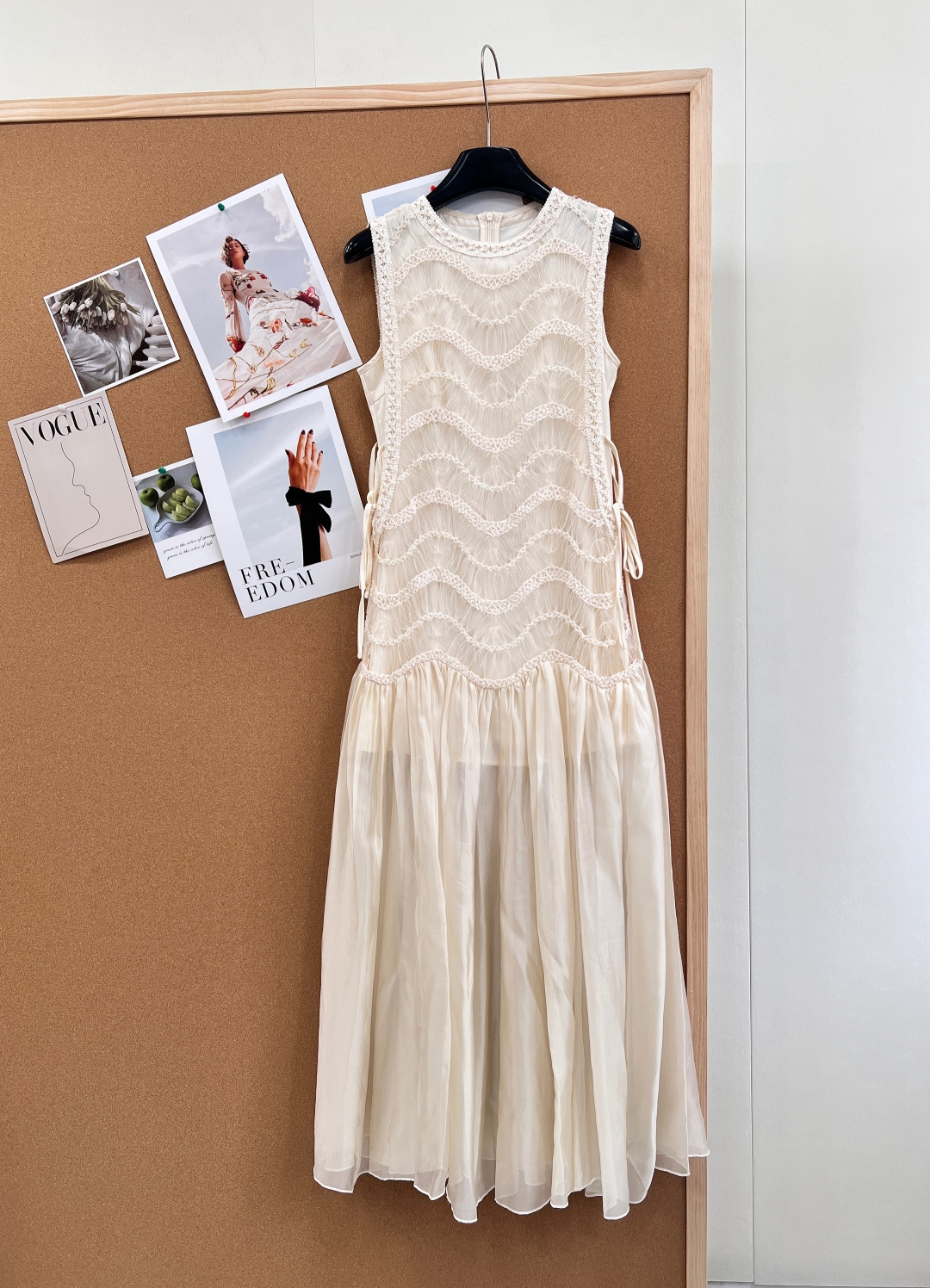 NO:749985,DIOR2026  The new Moonlight Muse sleeveless dress has handmade wavy lace all over the body like ripples, and the three-dimensional texture shows high-end craftsmanship. The sleeveless cut stretches the shoulder and neck lines, and the side drawstring design can adjust the waistline at will. It is paired with a silk skirt that drape like a waterfall, making it sway with every step. The layered handmade texture is gentle and noble; the lower body is a large skirt that can hide the flesh, which is extremely drapey. The way it looks like walking with wind is really beautiful.  The sleeveless design is refreshing and neat, and the drawstrings on the side can create a graceful waist, which is very white regardless of the figure. In the evening breeze of spring and summer, and the sunset at the seaside, this skirt is the best atmosphere artifact. The minimalist beige color comes with a soft light filter, which is the final choice for dinner parties, red carpets or important dates, showing quiet luxury. Complete with three standards, large quantities of goods!  Size smlxl coding,,dior,skirts,real silk,19860909DIOR2026 新款月光缪斯无袖礼裙,通体手工打造的波浪蕾丝如涟漪般铺陈,立体肌理感尽显高定工艺.无袖剪裁舒展肩颈线条,侧边抽绳设计可随心调节腰线,搭配垂坠如瀑的真丝感裙摆,每一步都摇曳生姿.层层叠叠的手工质感,温柔又显贵；下身是巨能藏肉的大裙摆,垂感绝了,走路带风的样子真的美哭. 无袖设计清爽利落,侧边的抽绳还能打造曼妙腰身,不挑身材还很显白. 春夏的晚风、海边的落日,这条裙子就是最好的氛围感神器. 极简米杏色调自带柔光滤镜,是晚宴、红毯或重要约会的压轴之选,尽显不动声色的奢华.三标齐全,大货出！ 尺码smlxl 编码,,dior,skirts,real silk,,Women's clothing