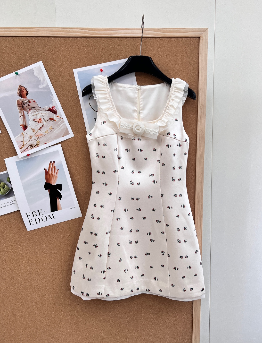 NO:749977,JORYA2026 new JR floral sleeveless dress - lace ruffles at the neckline + three-dimensional flowers, exquisite and eye-catching - A-line silhouette with waisted waist, flattering the figure without being unflattering - Fresh and small floral print, gentle and whitening - Fabric is smooth and drape, comfortable and breathable. A-line waisted version slimming and covering the crotch, sleeveless, neat and refreshing, brings a sense of atmosphere for spring dates and daily outings. Large quantities are available!  Size smlXL coding,,skirts,19860909JORYA2026新款JR碎花无袖连衣裙 - 领口蕾丝荷叶边+立体花朵,精致吸睛 - 版型收腰A字廓形,修饰身形不挑人 - 印花清新小碎花,温柔显白 - 面料顺滑垂坠,舒适透气. 收腰A字版型显瘦遮胯,无袖利落清爽,春日约会、日常出街都自带氛围感.大货出！ 尺码smlXL 编码,,skirts,,Women's clothing